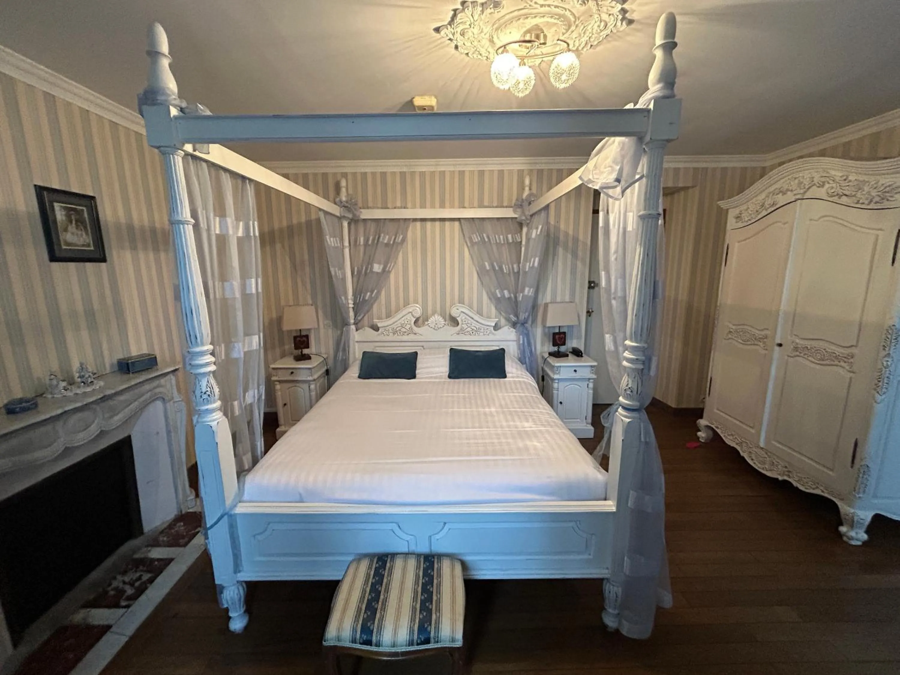 Bed in Hotel De La Loire