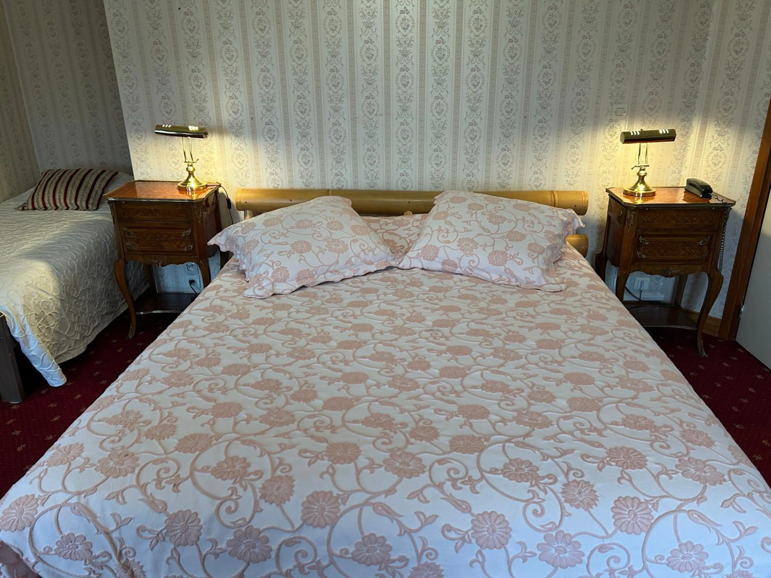 Bed in Hotel De La Loire