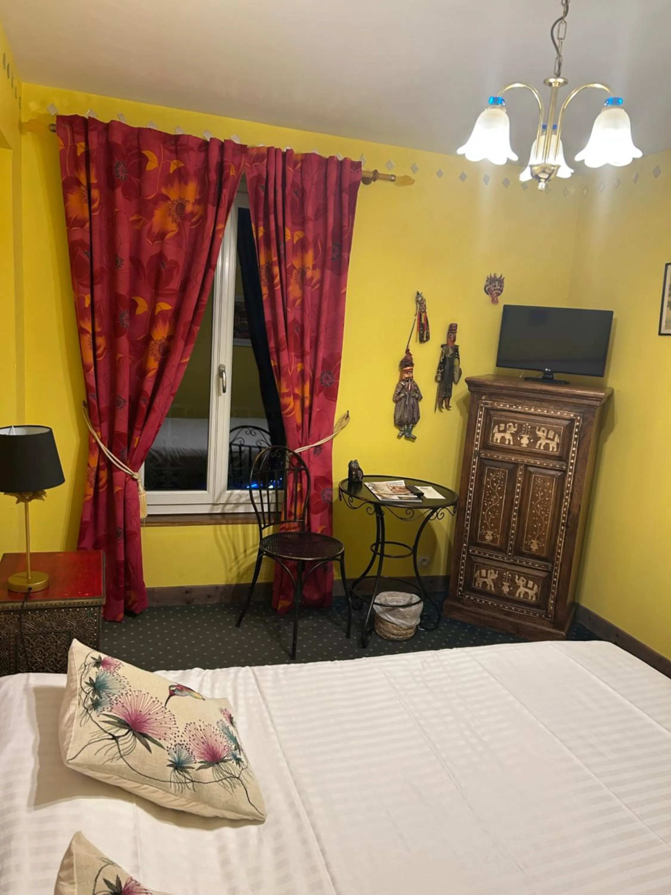 Bed in Hotel De La Loire