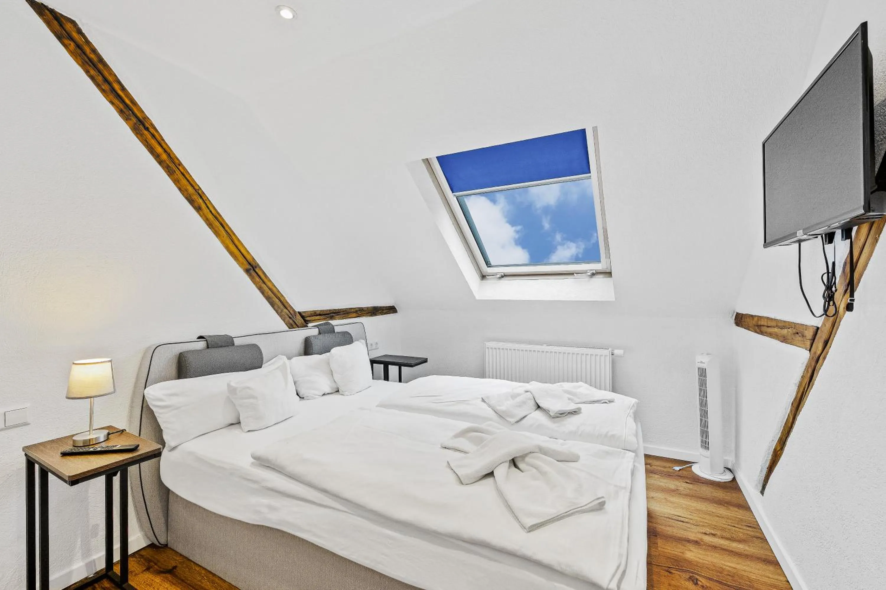 TV and multimedia, Bed in Hotel Phoenix