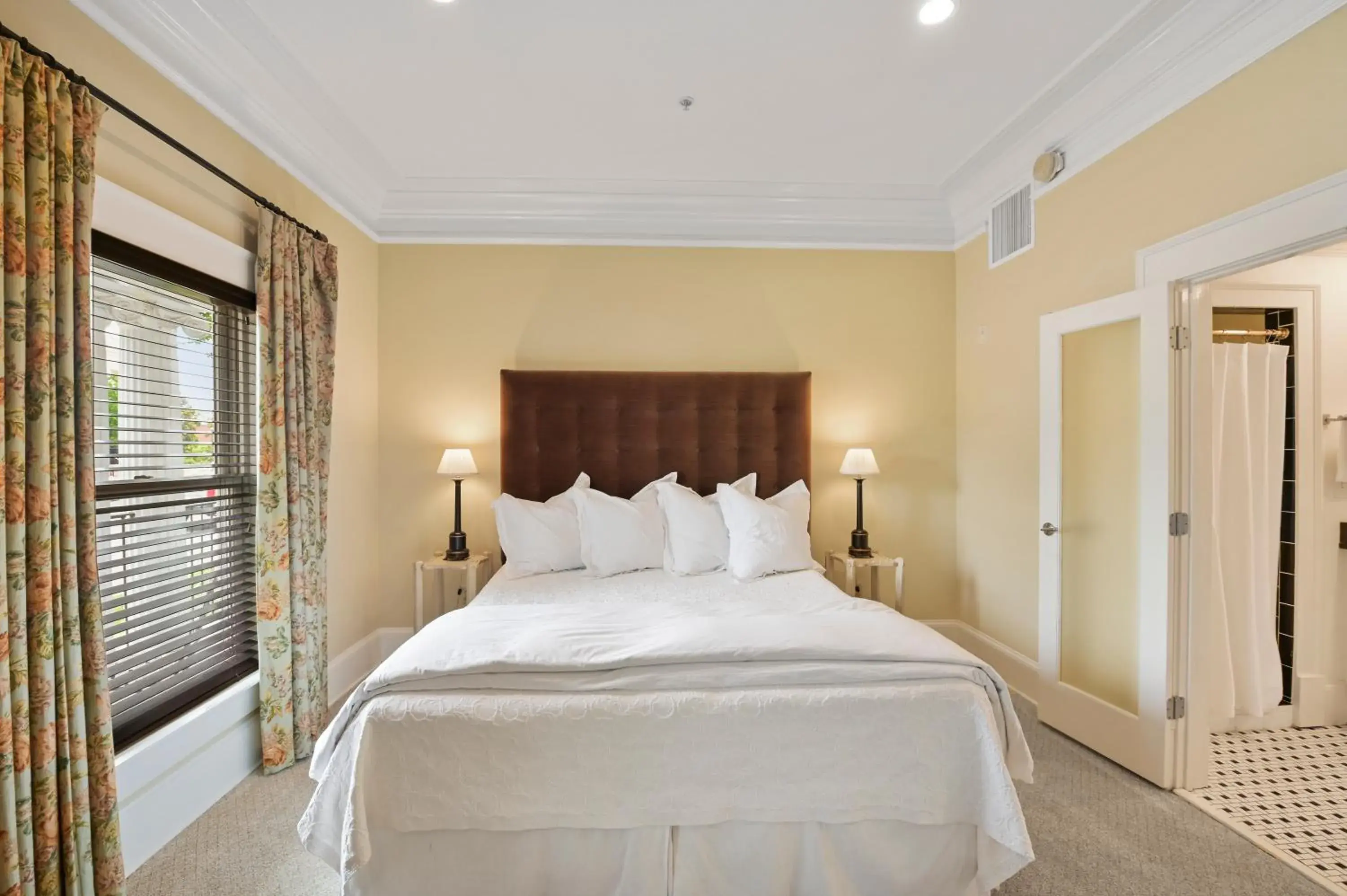 King Room - Disability Access in The James Madison Inn King Room - Disability Access in The James Madison Inn