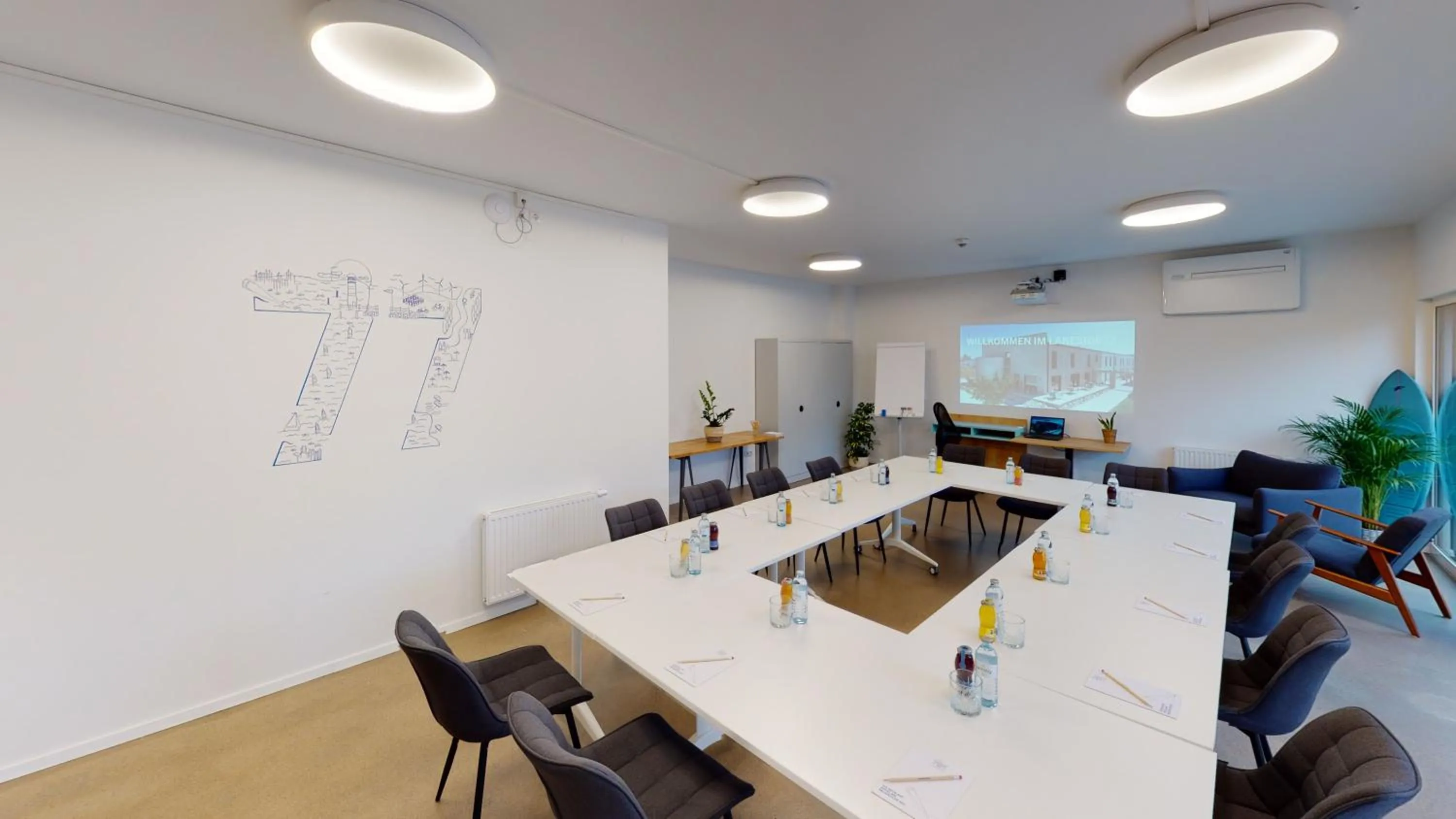 Business facilities in Lakeside77