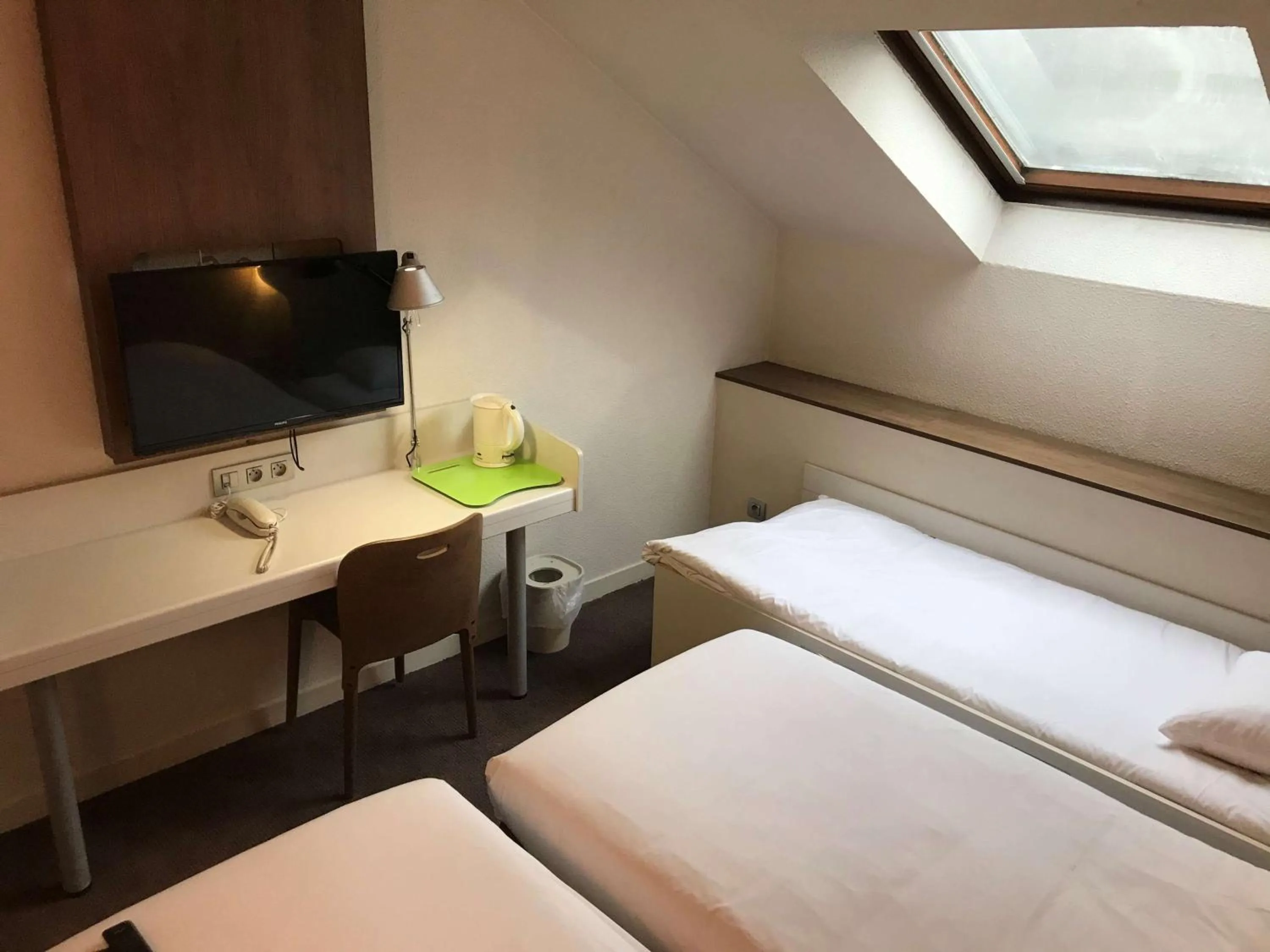 Bedroom, Bed in Campanile Lille Nord Wasquehal