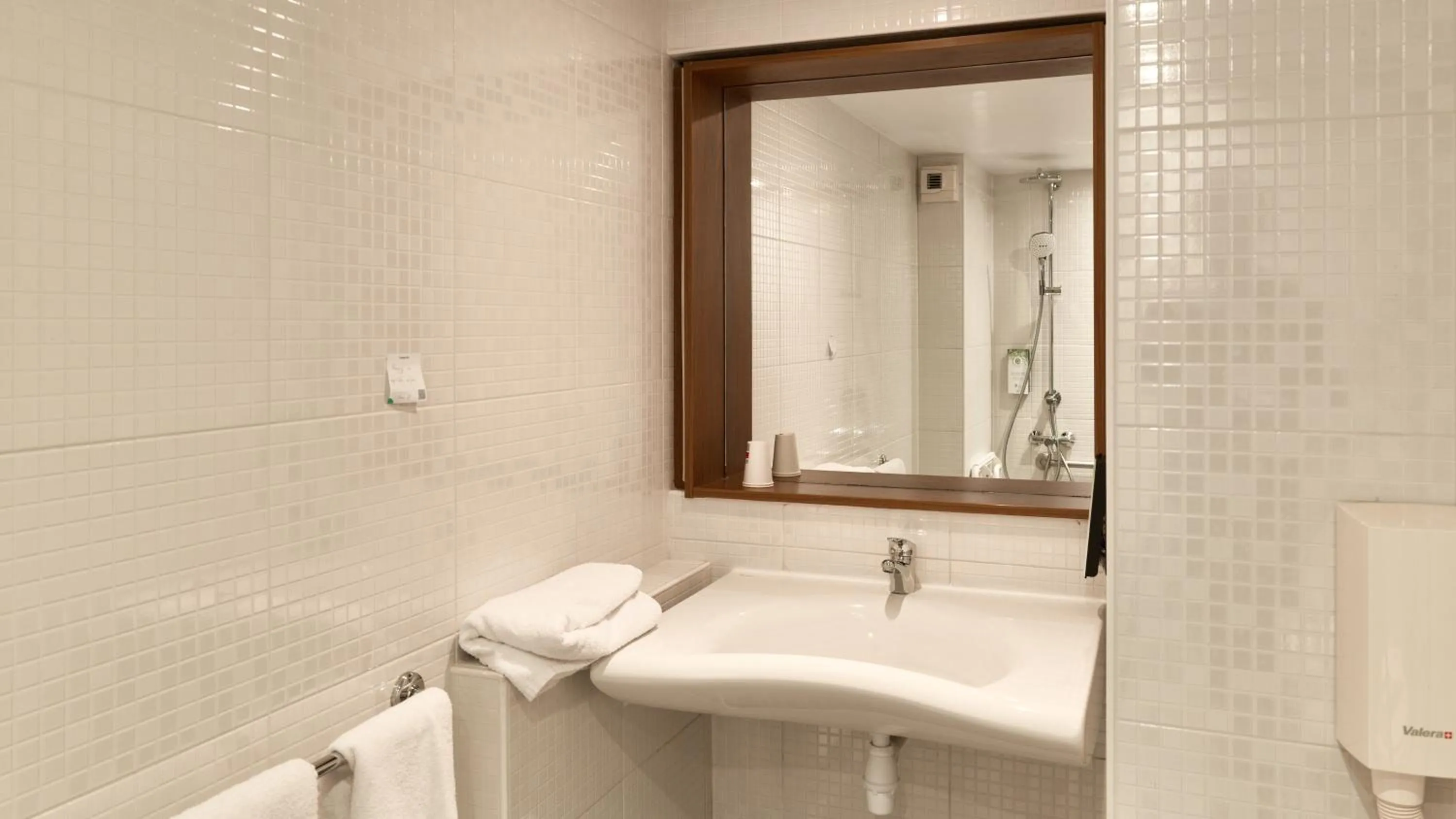 Facility for disabled guests in Campanile Lille Nord Wasquehal