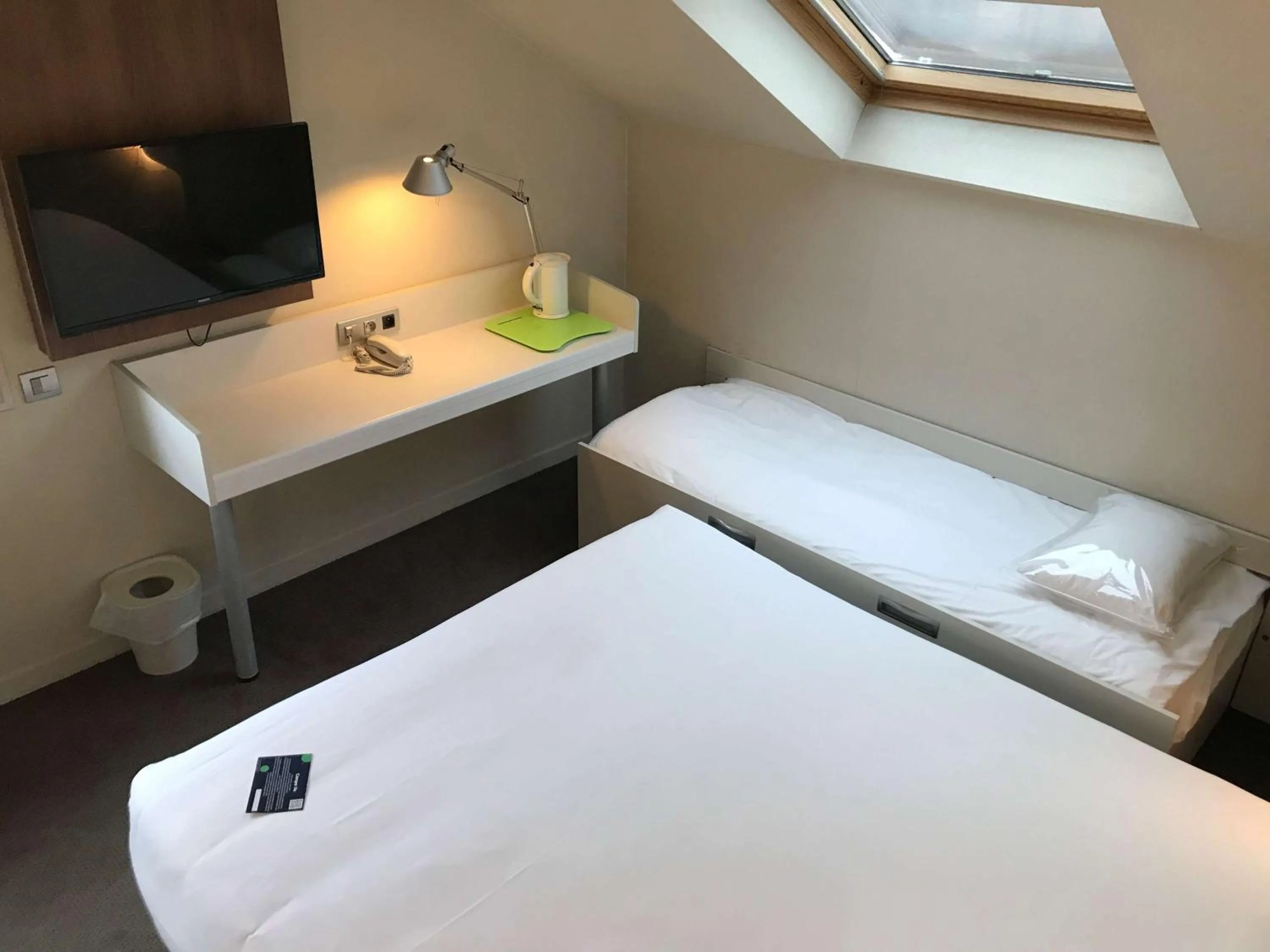 Bedroom, Bed in Campanile Lille Nord Wasquehal