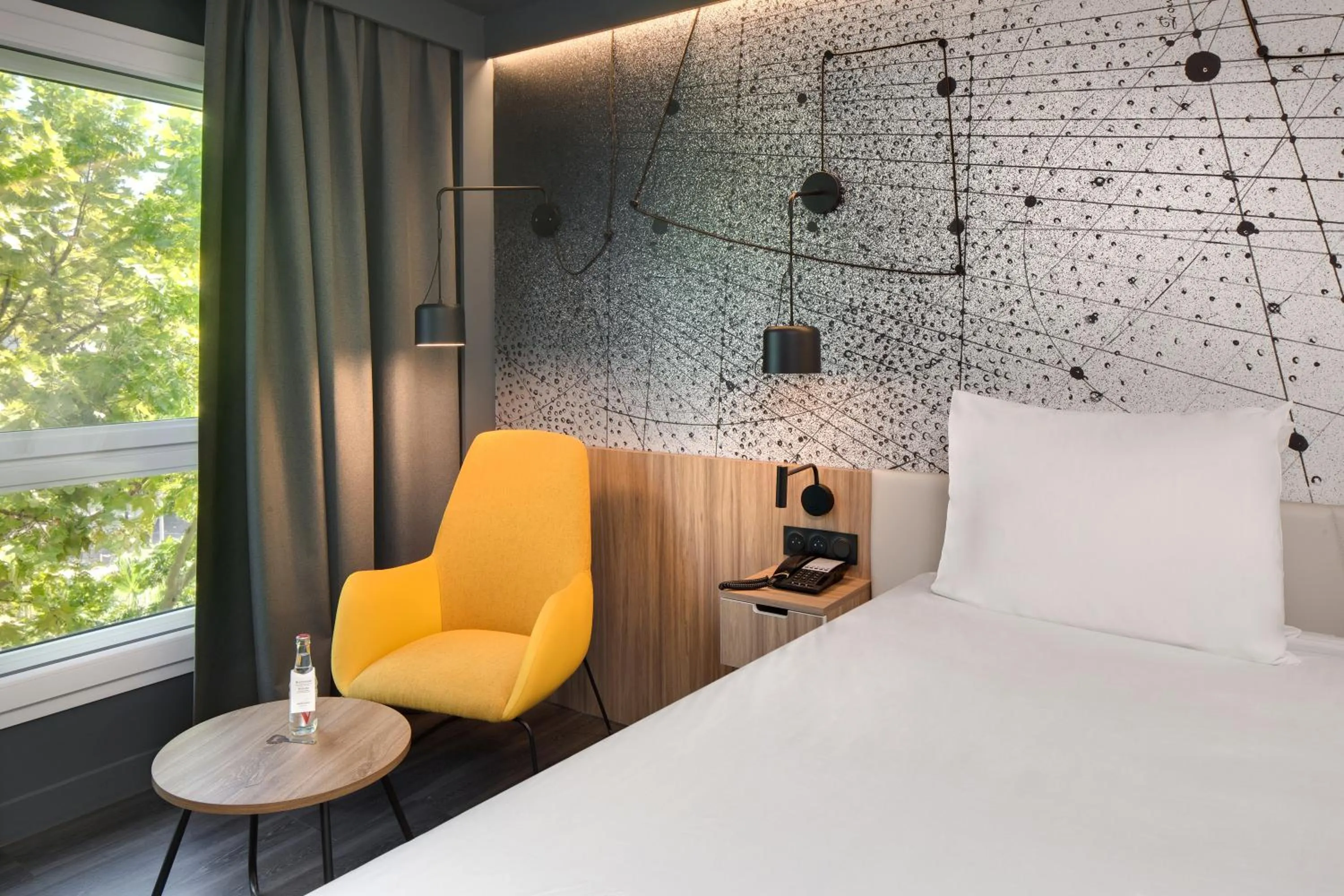 Seating area, Bed in Mercure Montpellier Centre Antigone