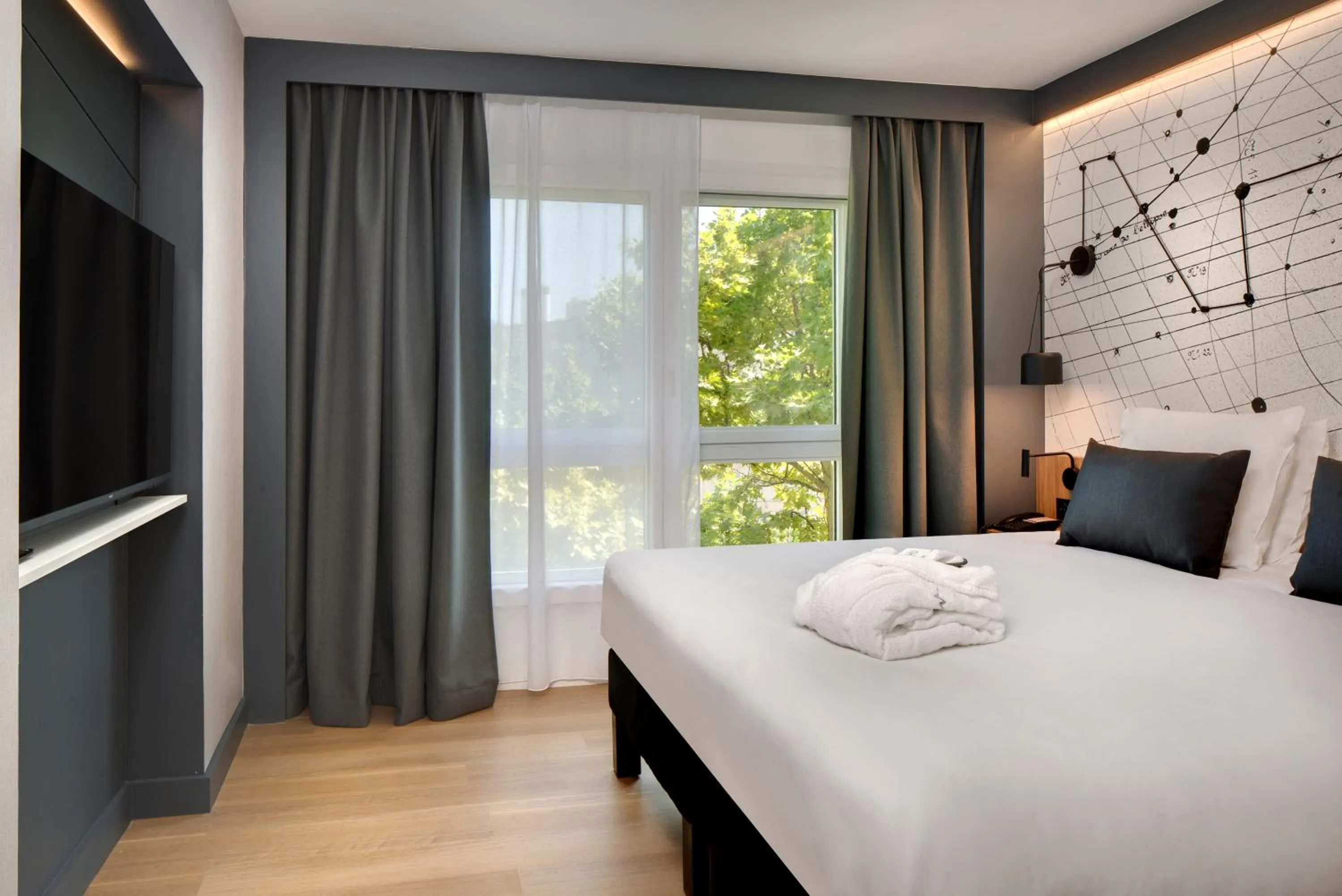 Photo of the whole room, Bed in Mercure Montpellier Centre Antigone