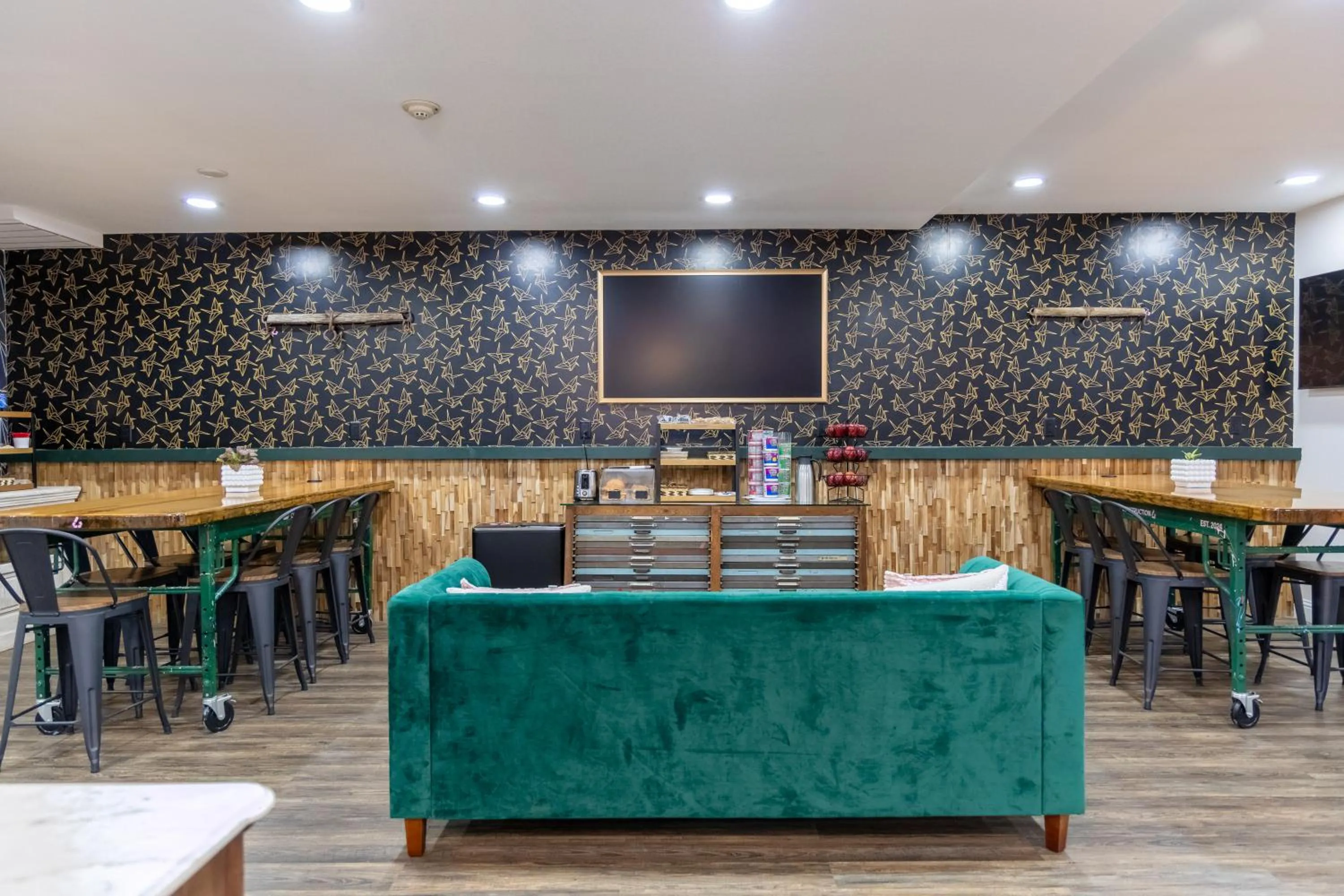 Communal lounge/ TV room in The Fold Hotels Steamboat Springs