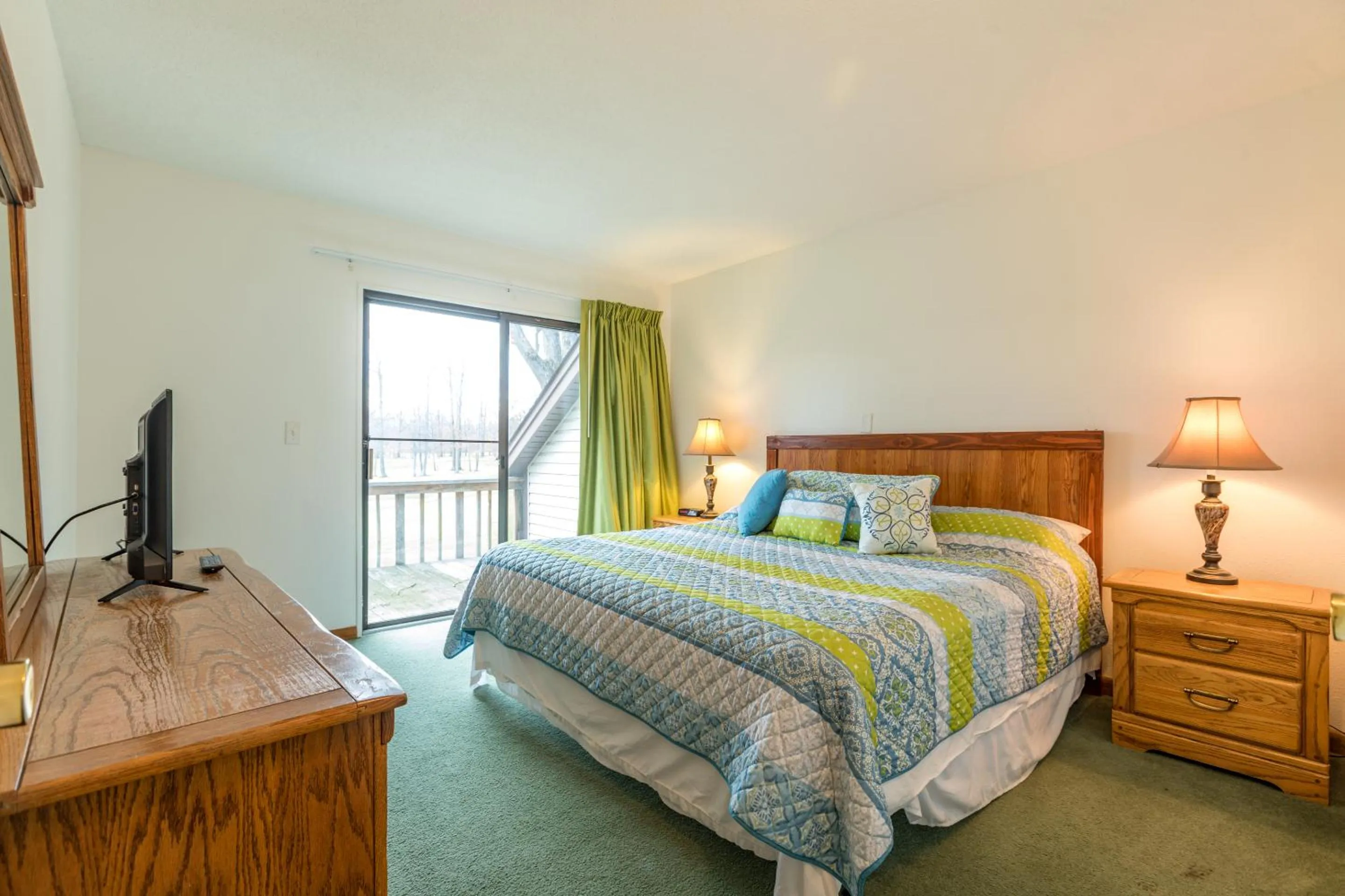 Bedroom, Bed in Crown Resorts at Silverwoods