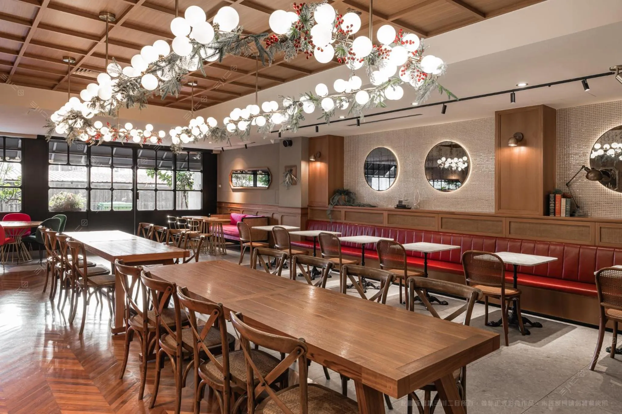 Restaurant/places to eat in River inn Station