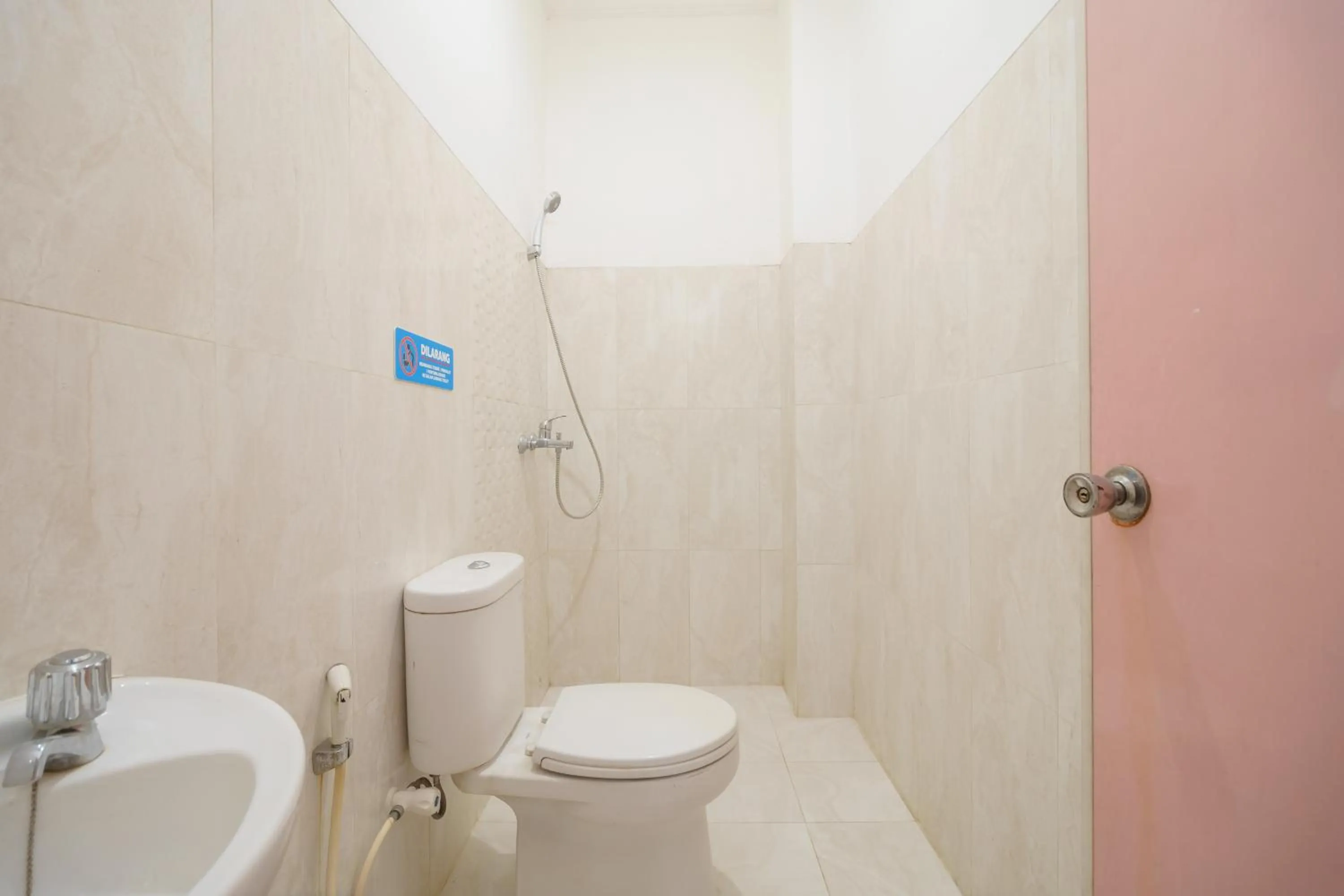 Bathroom in RedDoorz Syariah @ Cinere Depok