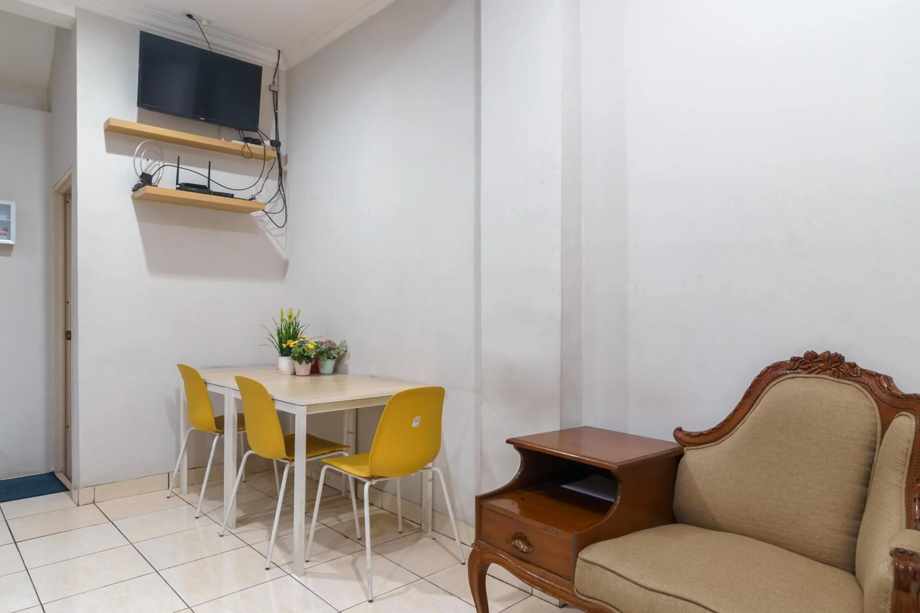 TV and multimedia in RedDoorz Syariah @ Cinere Depok