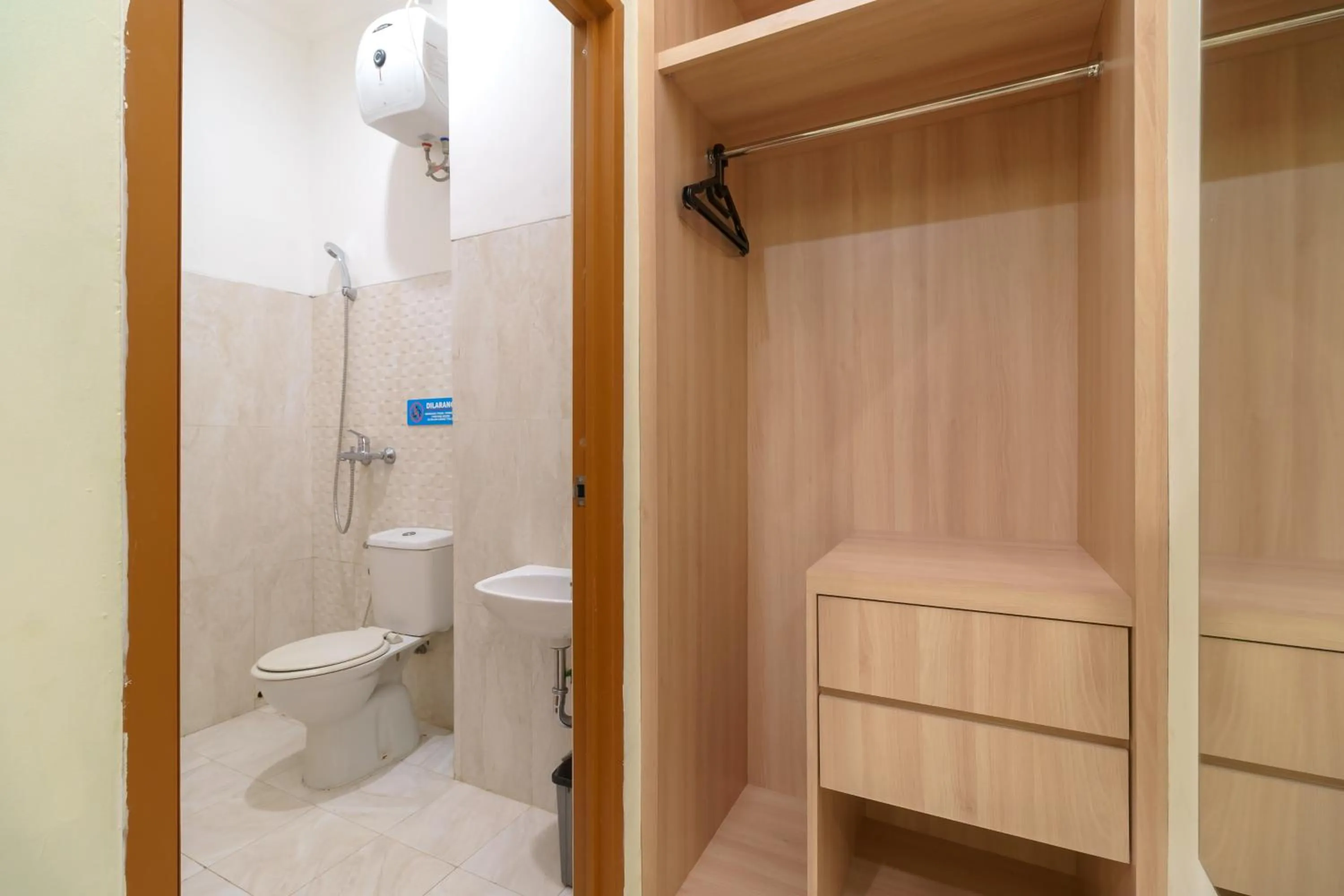 Bathroom in RedDoorz Syariah @ Cinere Depok