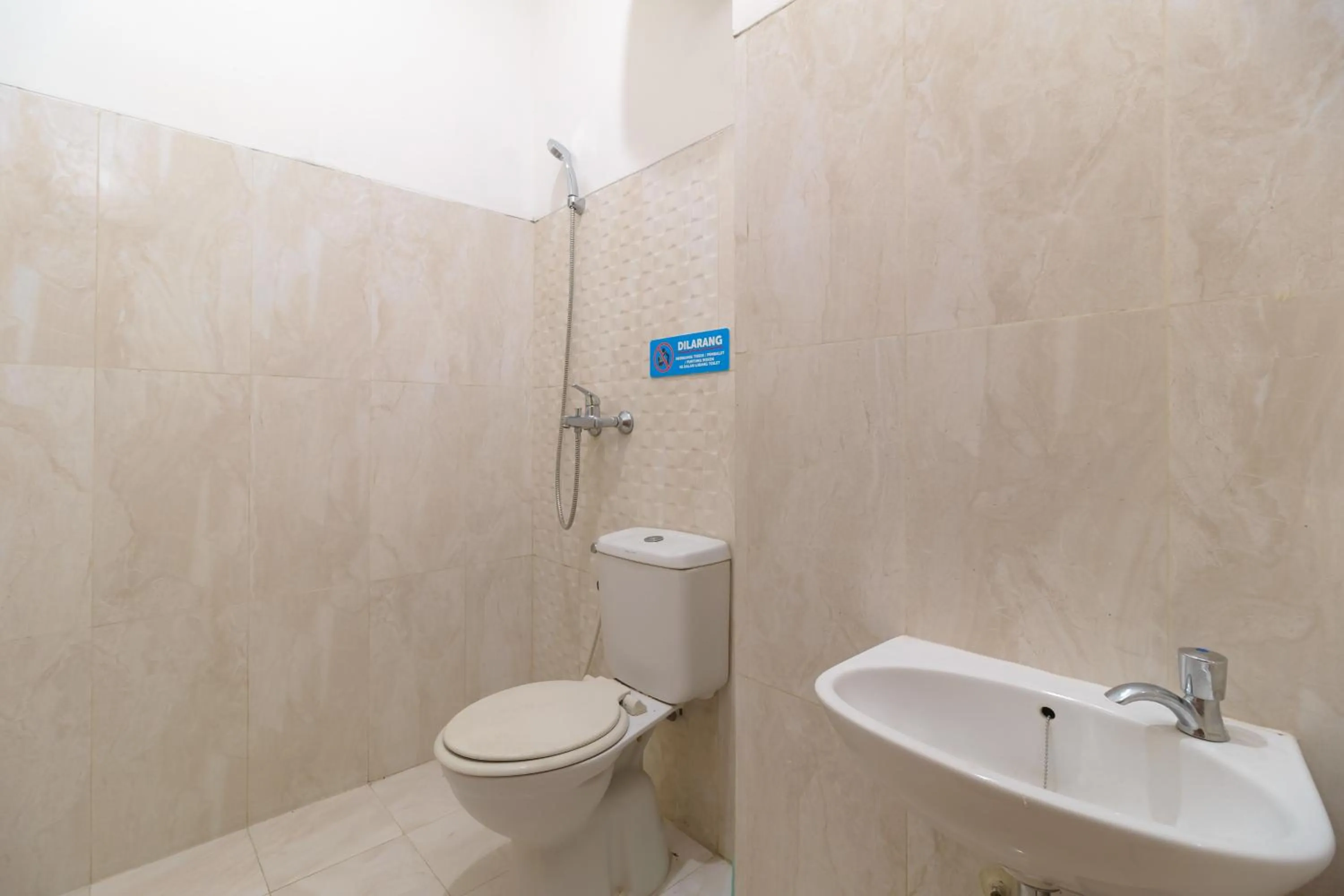 Bathroom in RedDoorz Syariah @ Cinere Depok