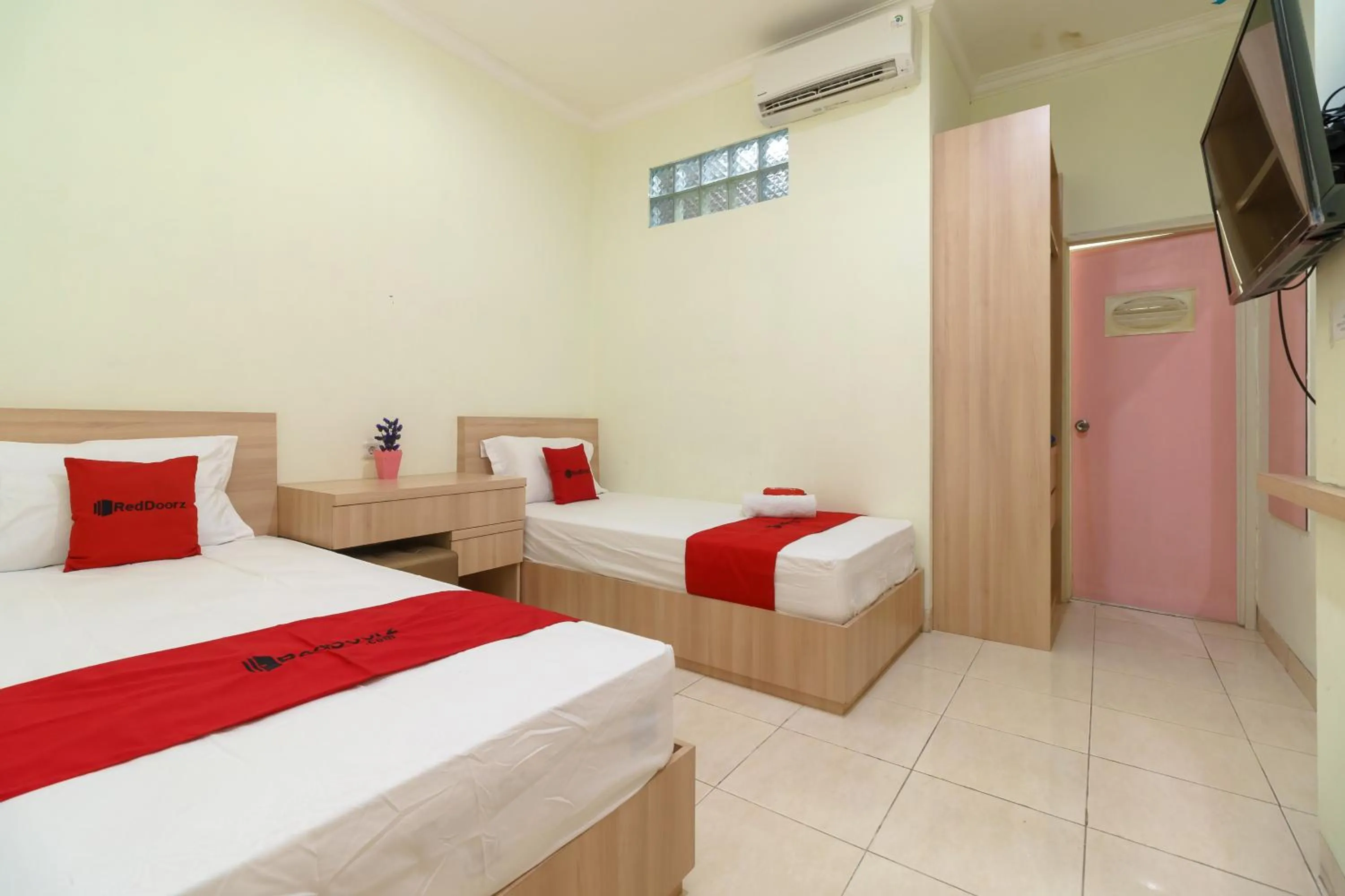 Bed in RedDoorz Syariah @ Cinere Depok