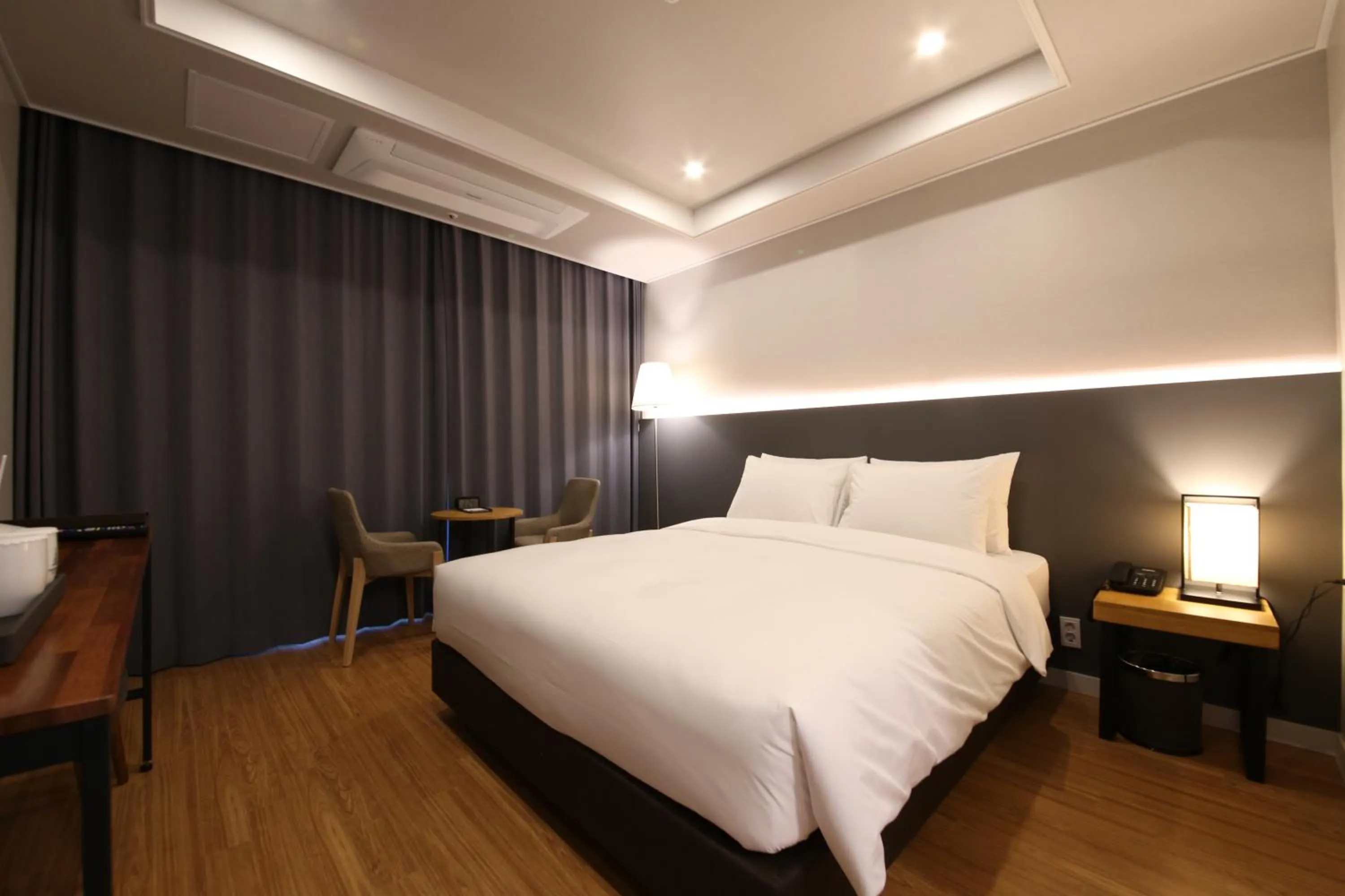 Bed in The Mains Hotel