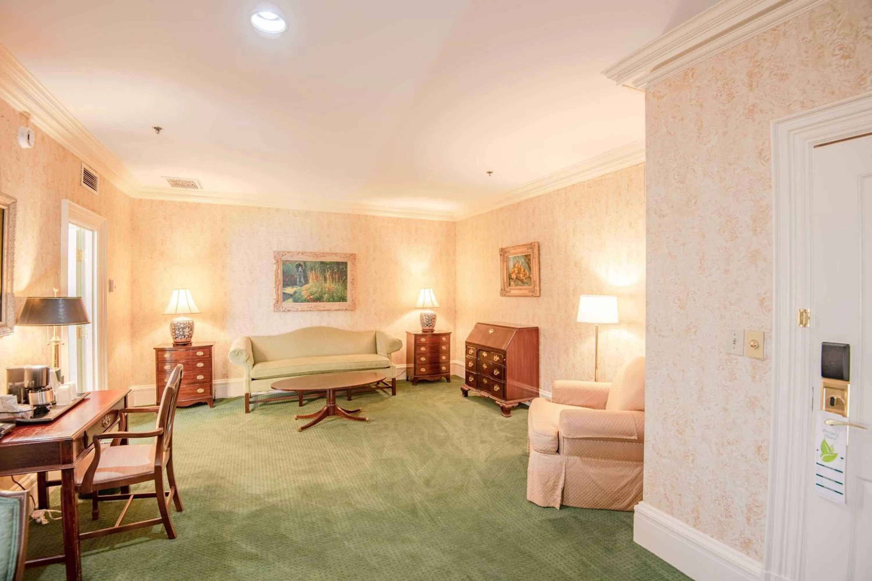 Living room in The Founders Inn & Spa Tapestry Collection By Hilton