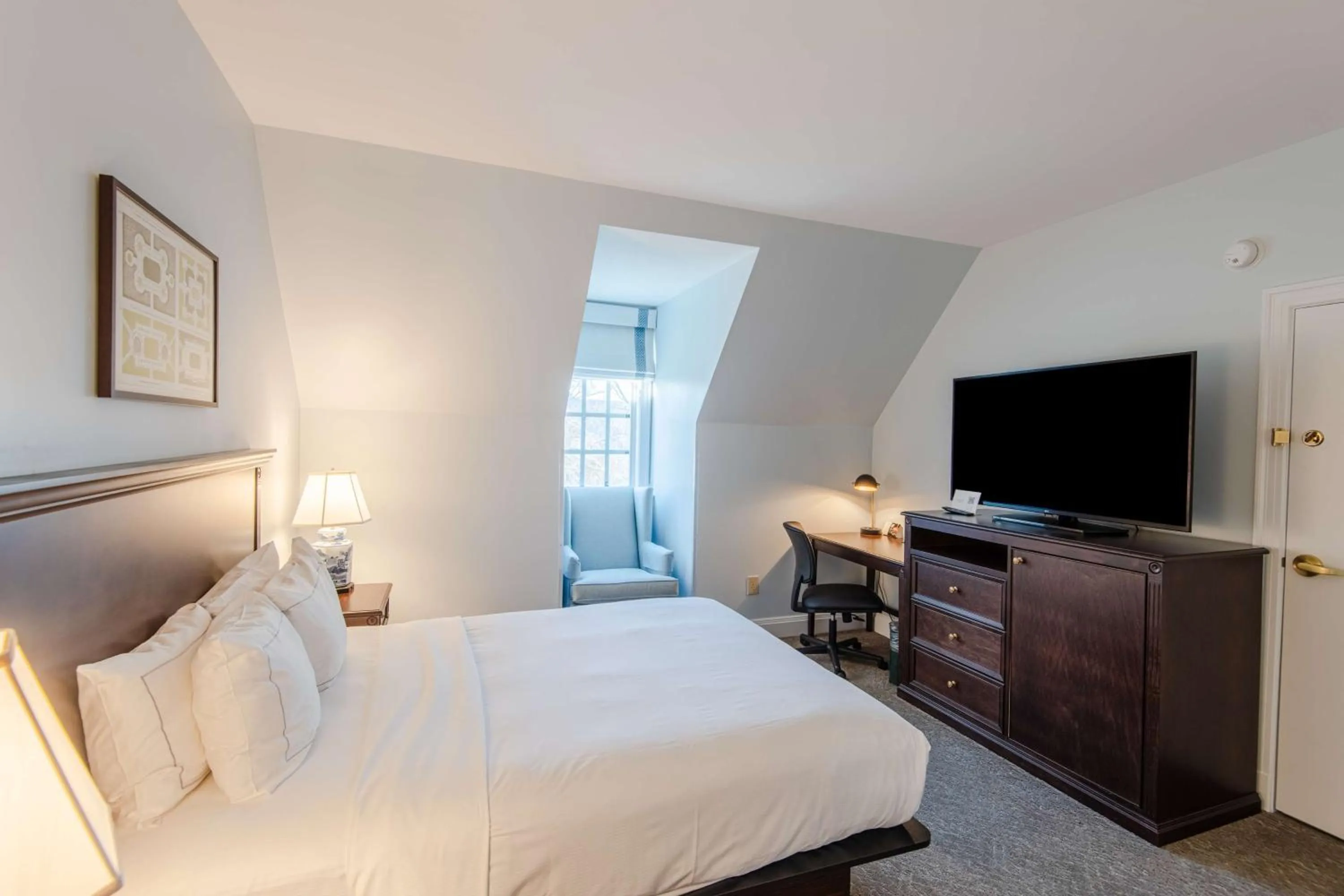 Bed in The Founders Inn & Spa Tapestry Collection By Hilton