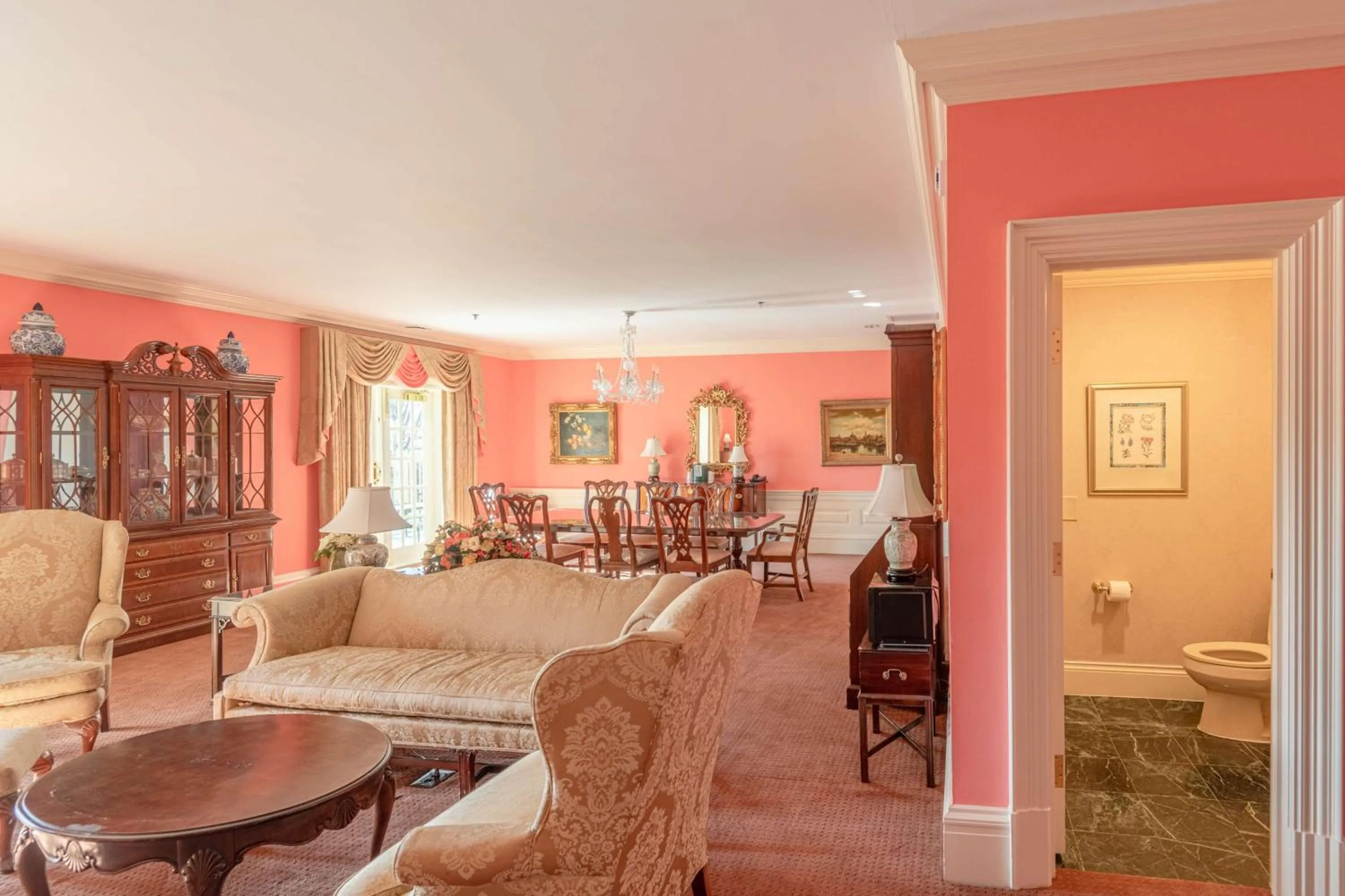 Living room in The Founders Inn & Spa Tapestry Collection By Hilton