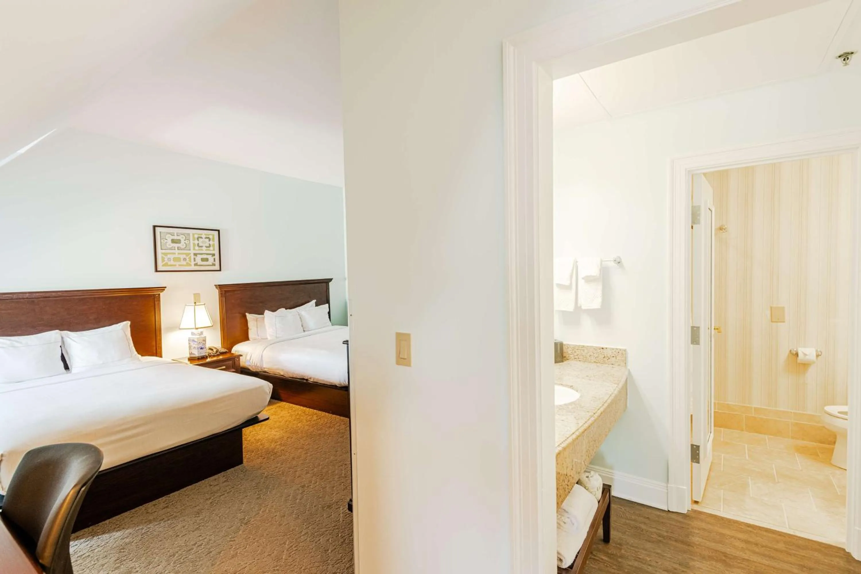 Bathroom, Bed in The Founders Inn & Spa Tapestry Collection By Hilton