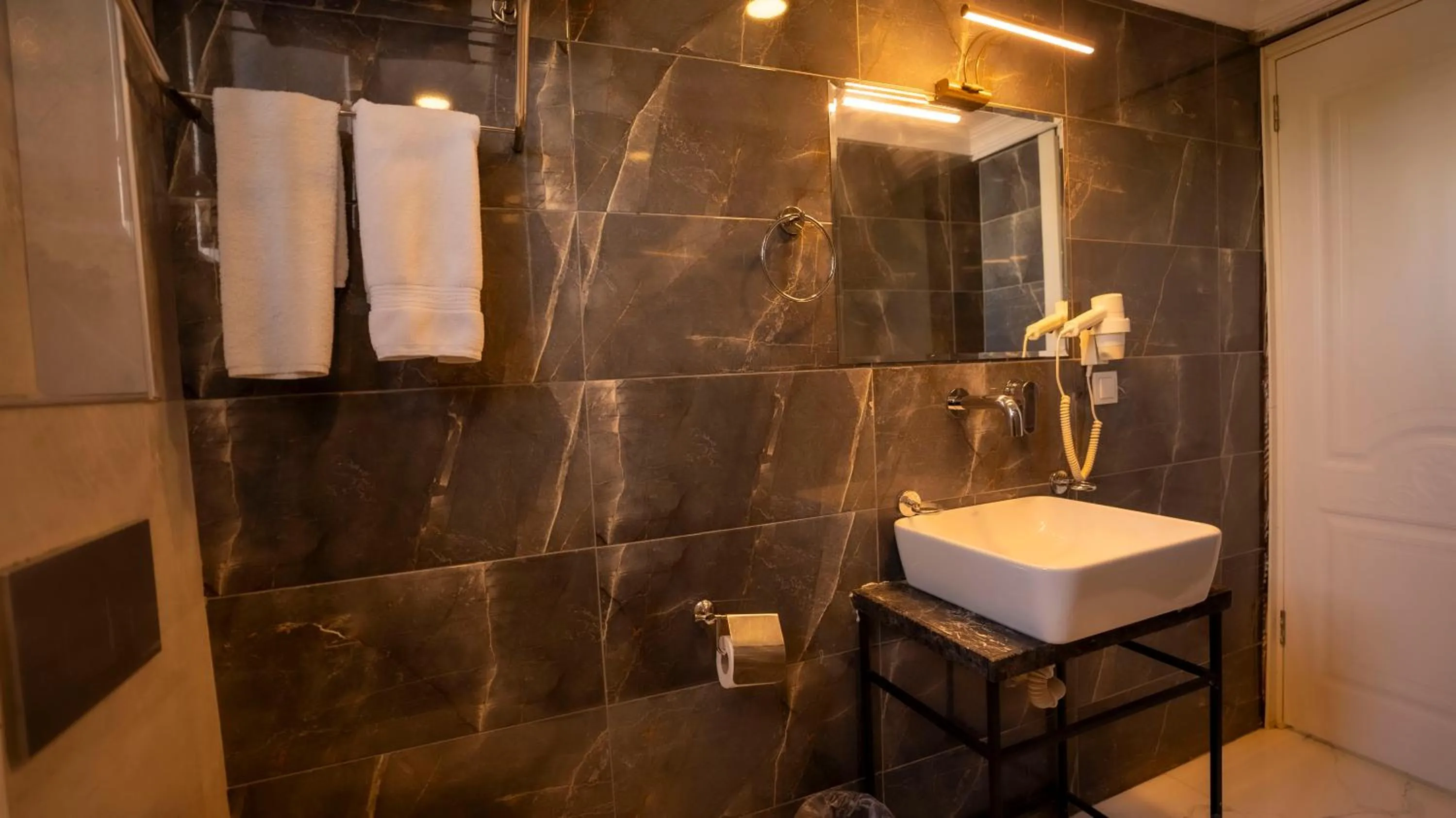 Shower in Farina Hotel By Cigno