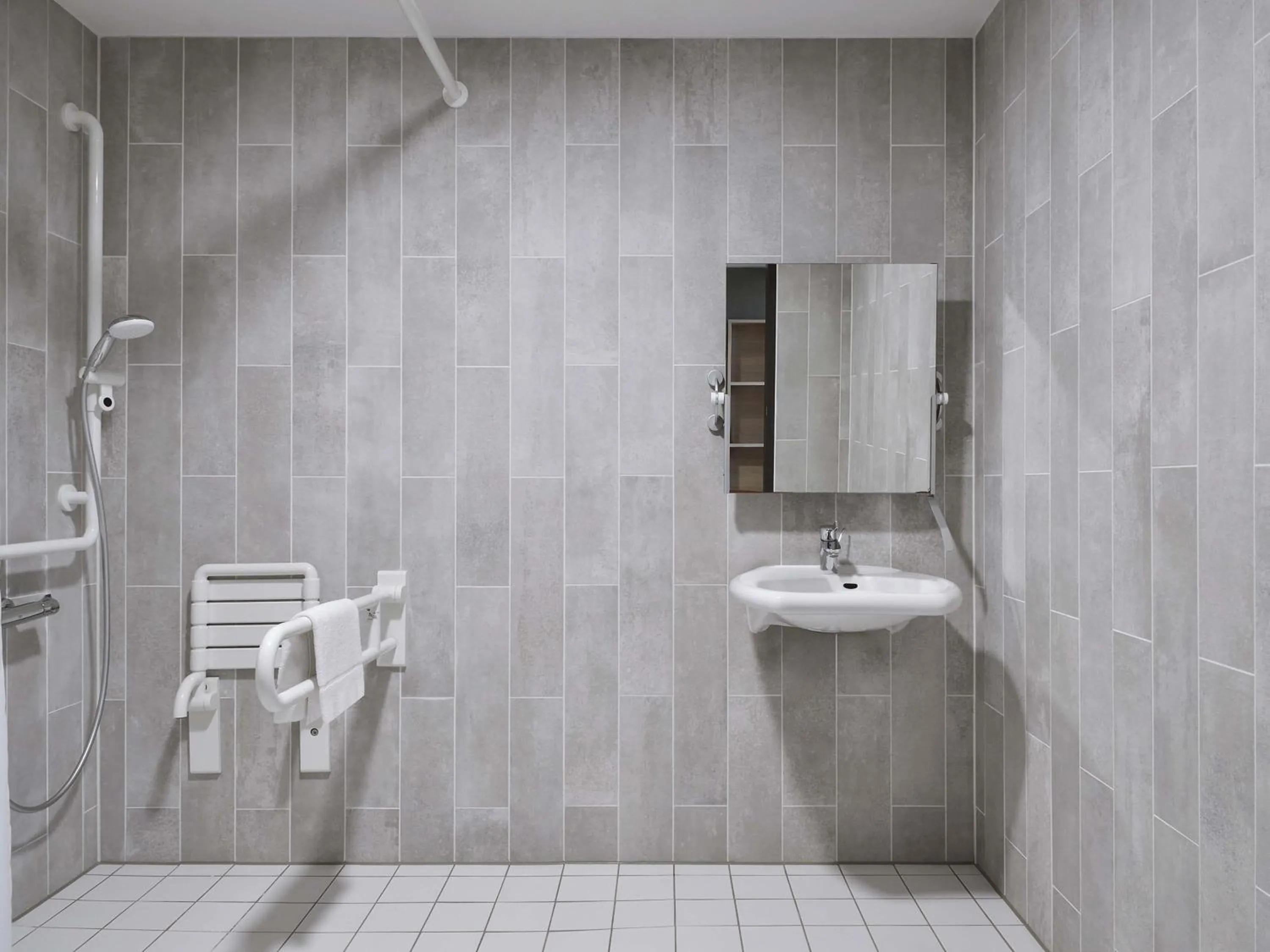 Bathroom in B&B Hotel Mannheim-Neuostheim