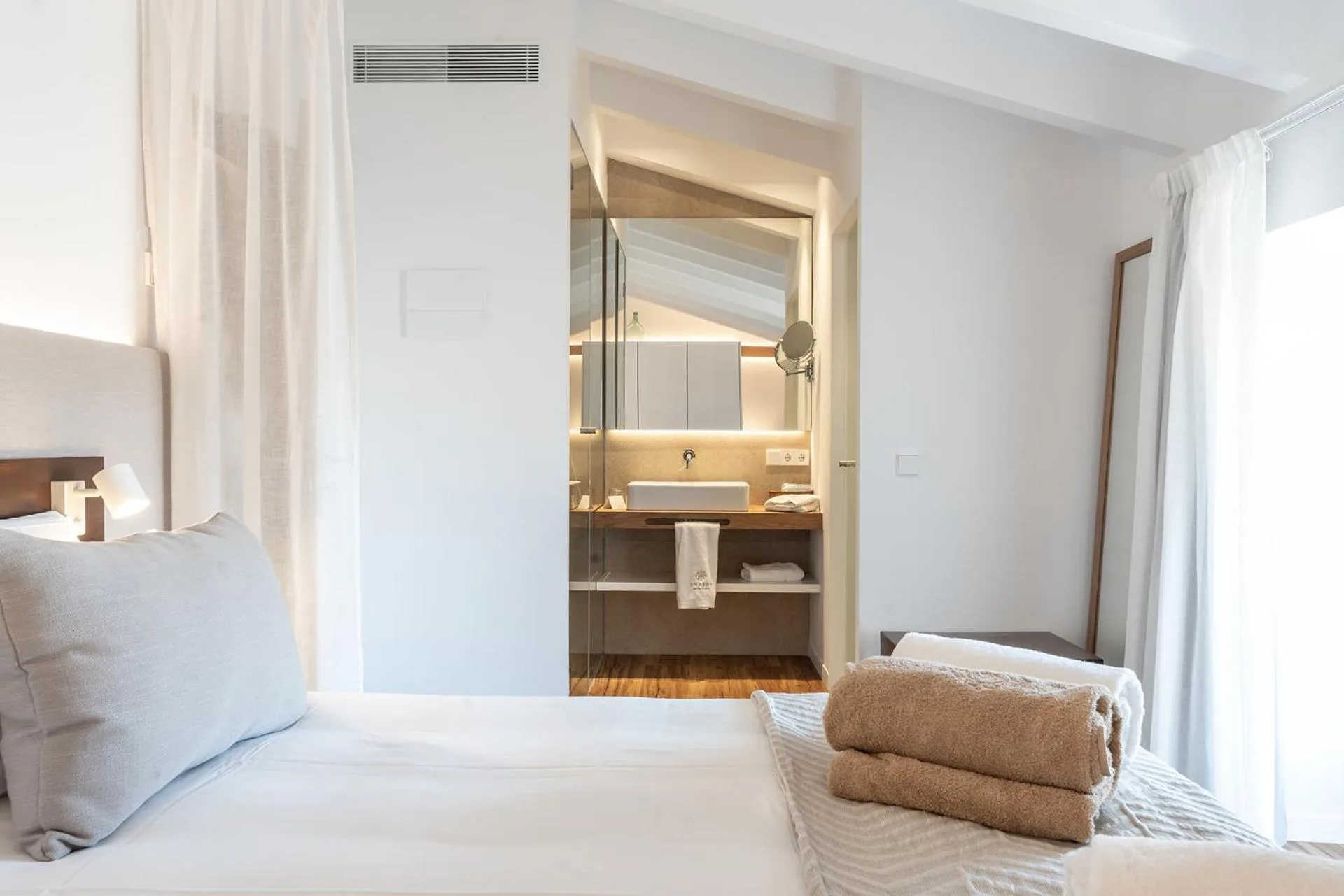 Photo of the whole room, Bed in Ynaira hotel & Spa