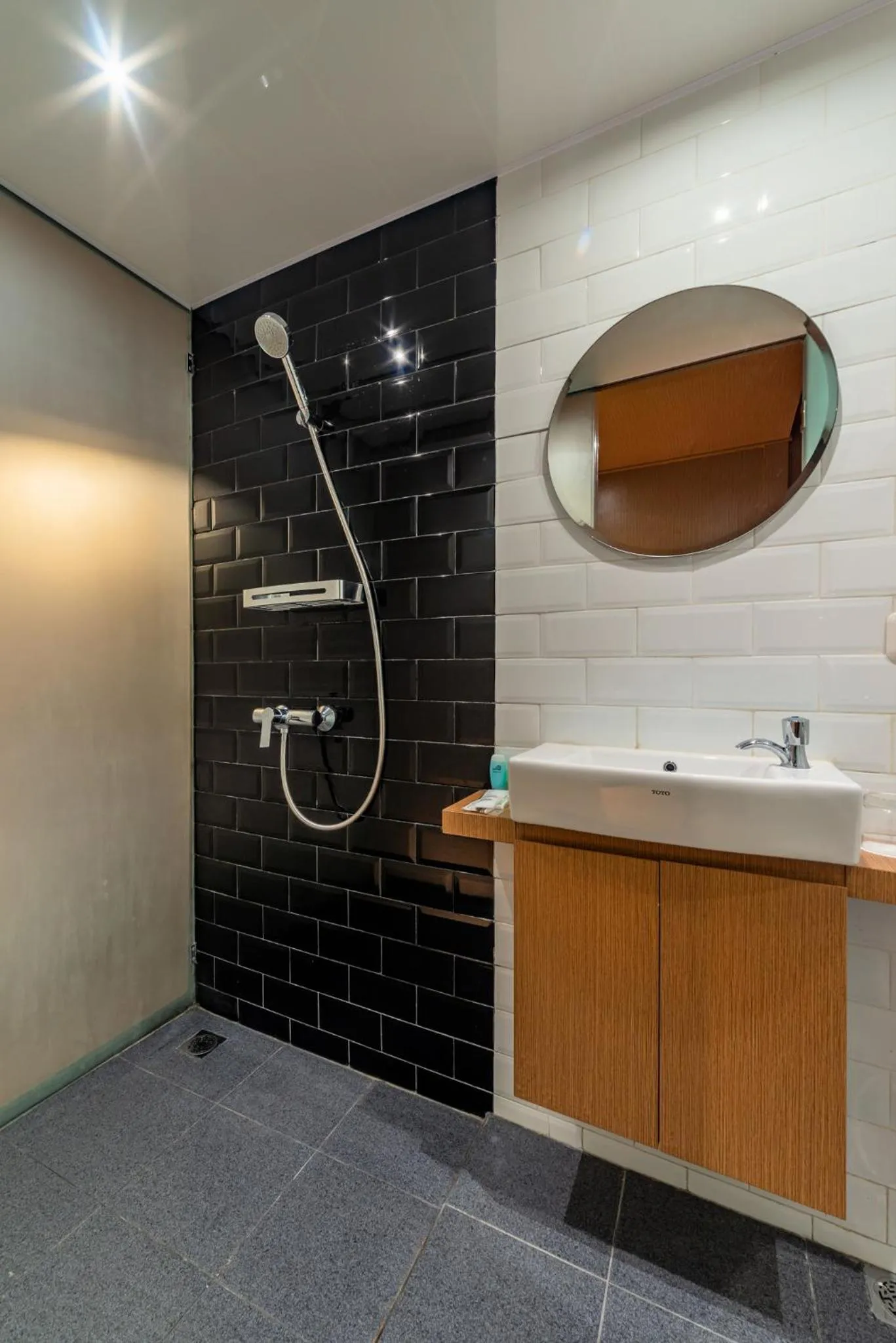 Bathroom in Kontena Hotel