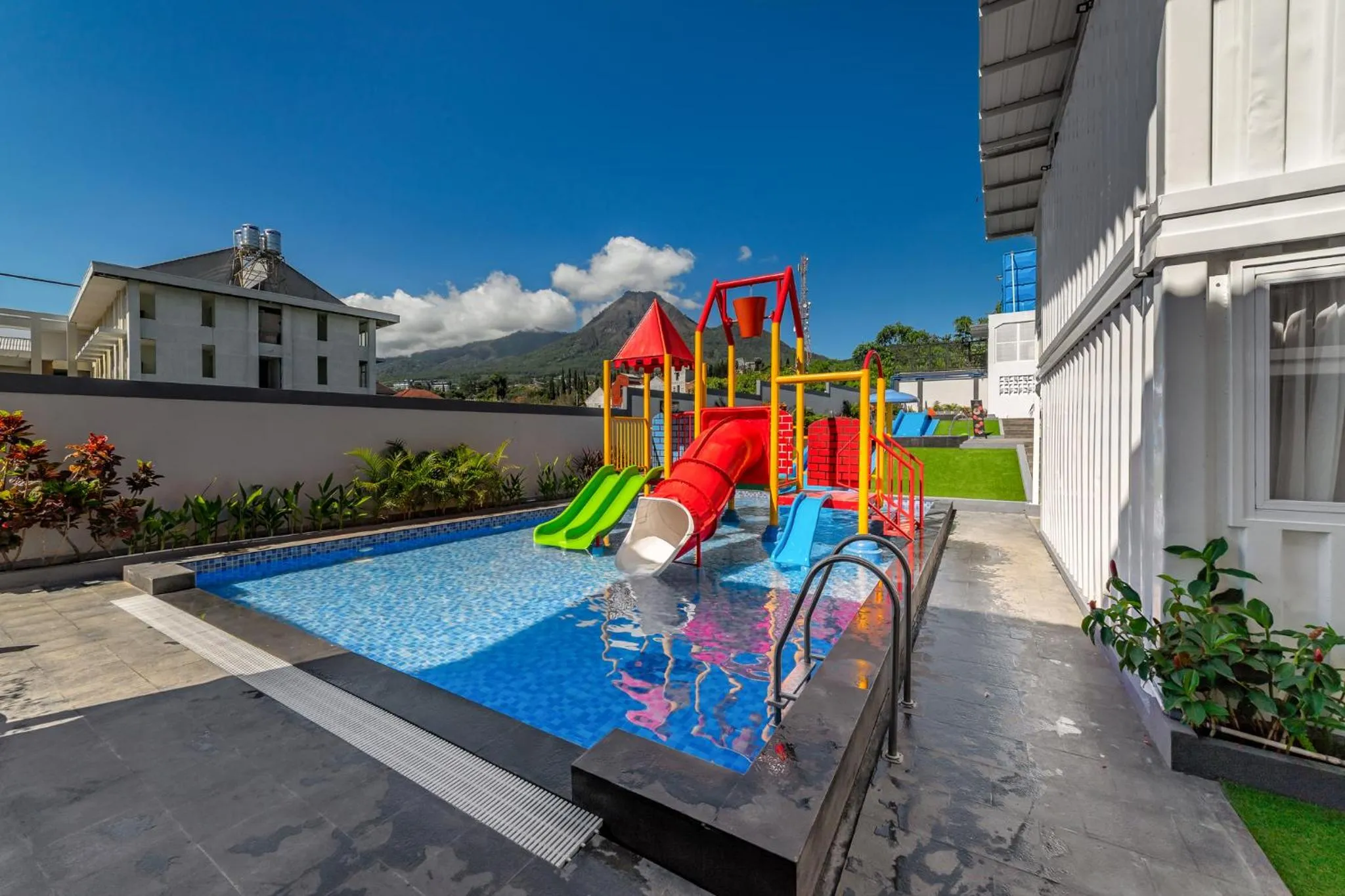 Swimming pool in Kontena Hotel