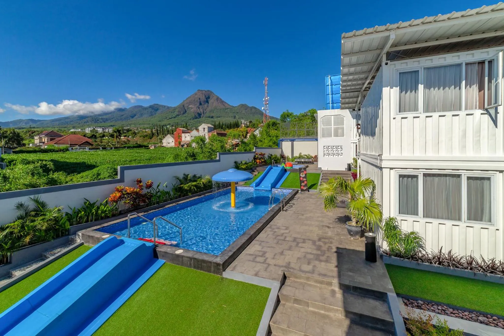 Swimming pool in Kontena Hotel
