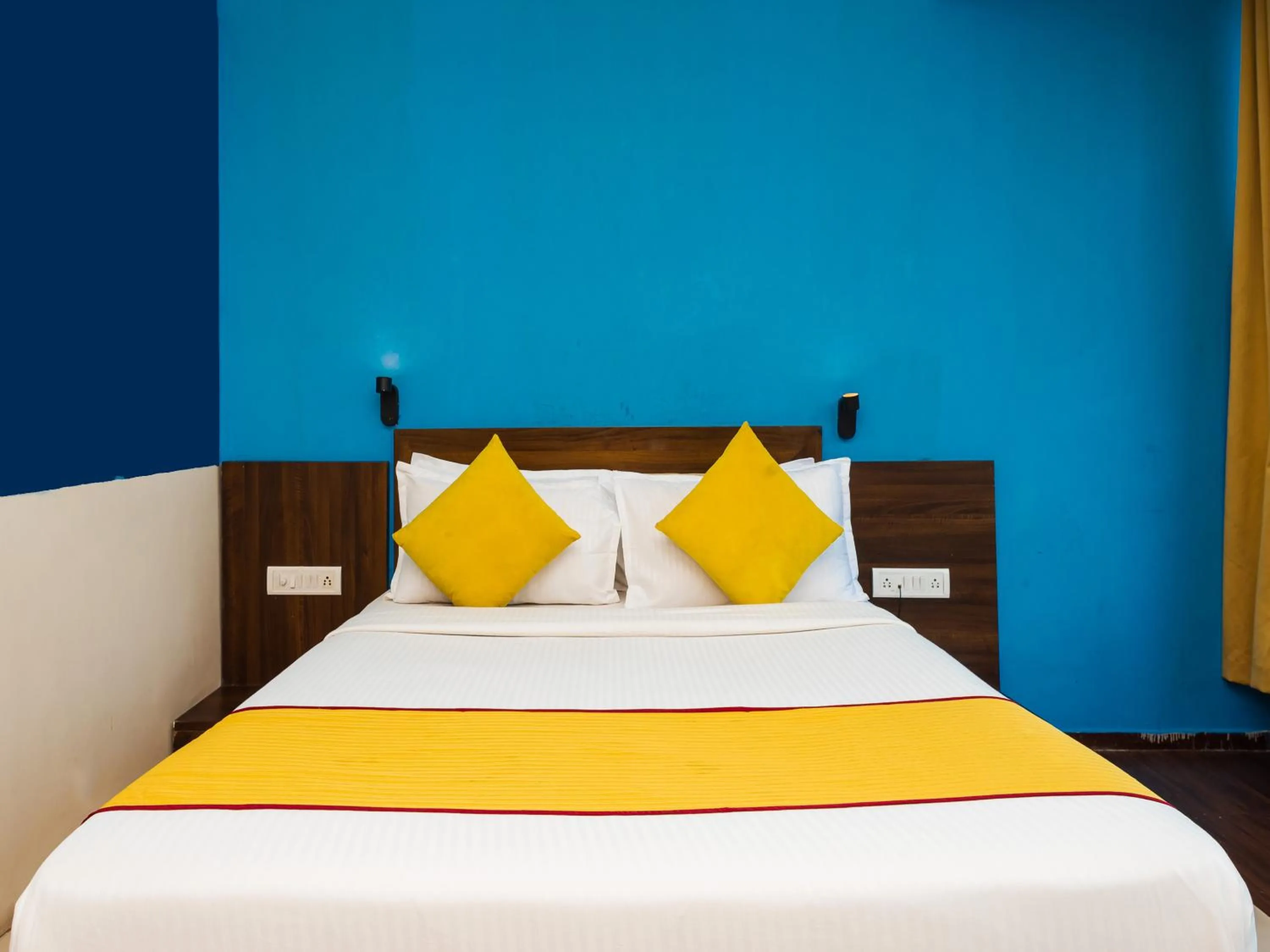 Bed in Hotel Aura - Near Malad Link Road