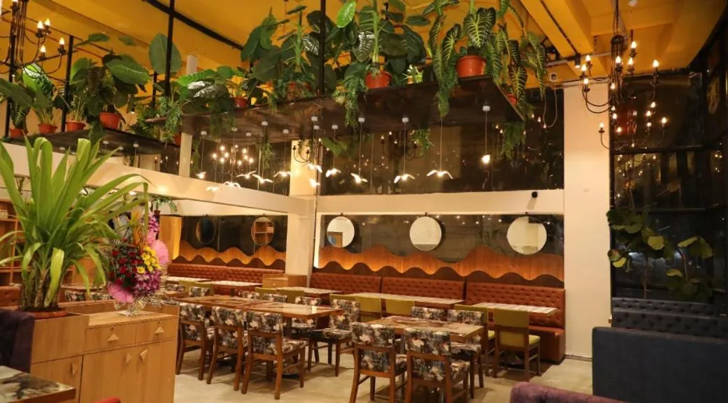 Restaurant/places to eat in Hotel Aura - Near Malad Link Road