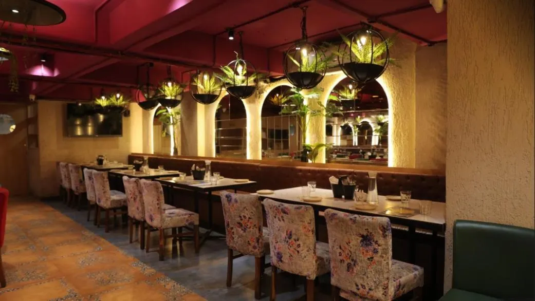 Restaurant/places to eat in Hotel Aura - Near Malad Link Road