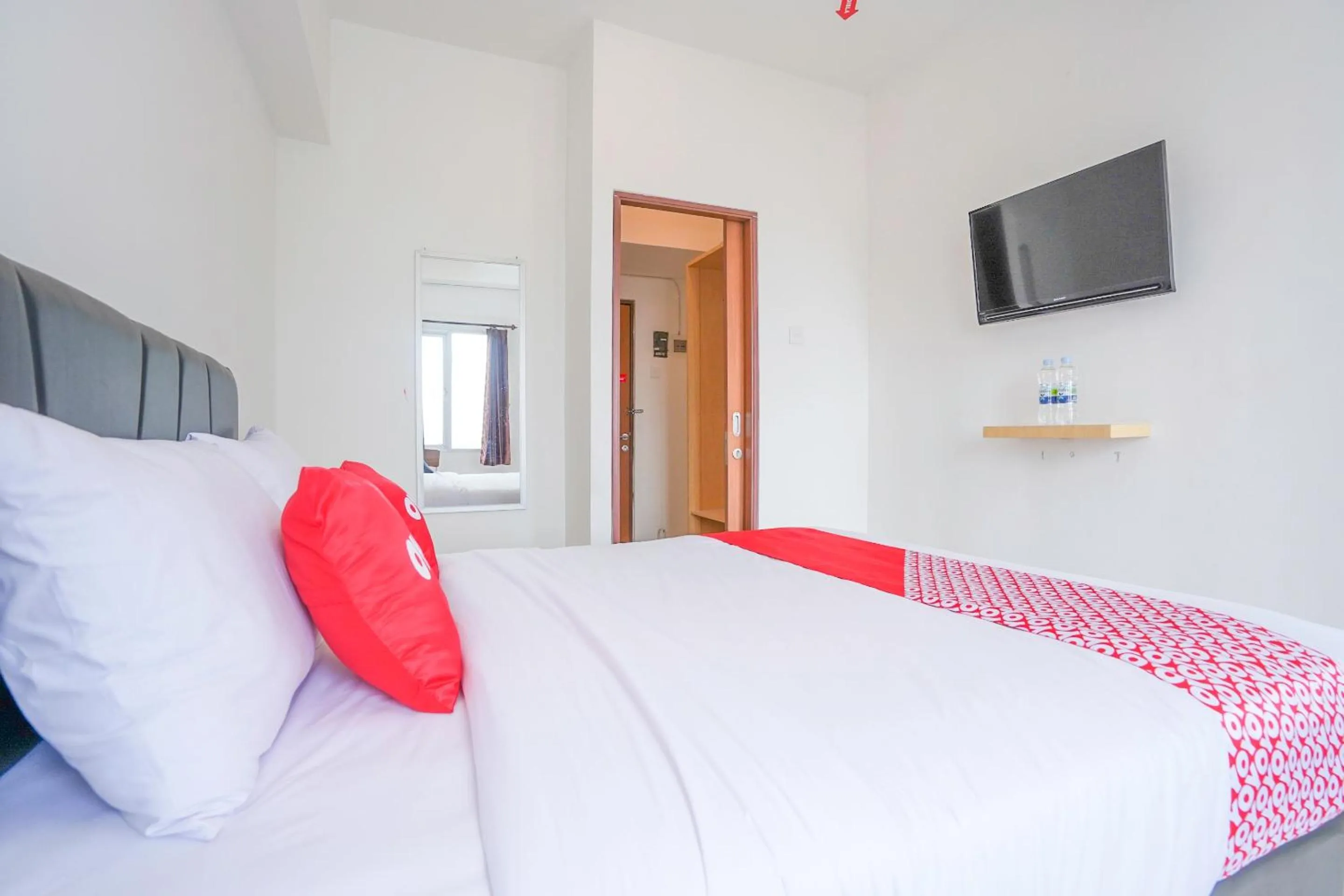 Bedroom, Bed in Capital O 91962 Pavilion Permata Surabaya