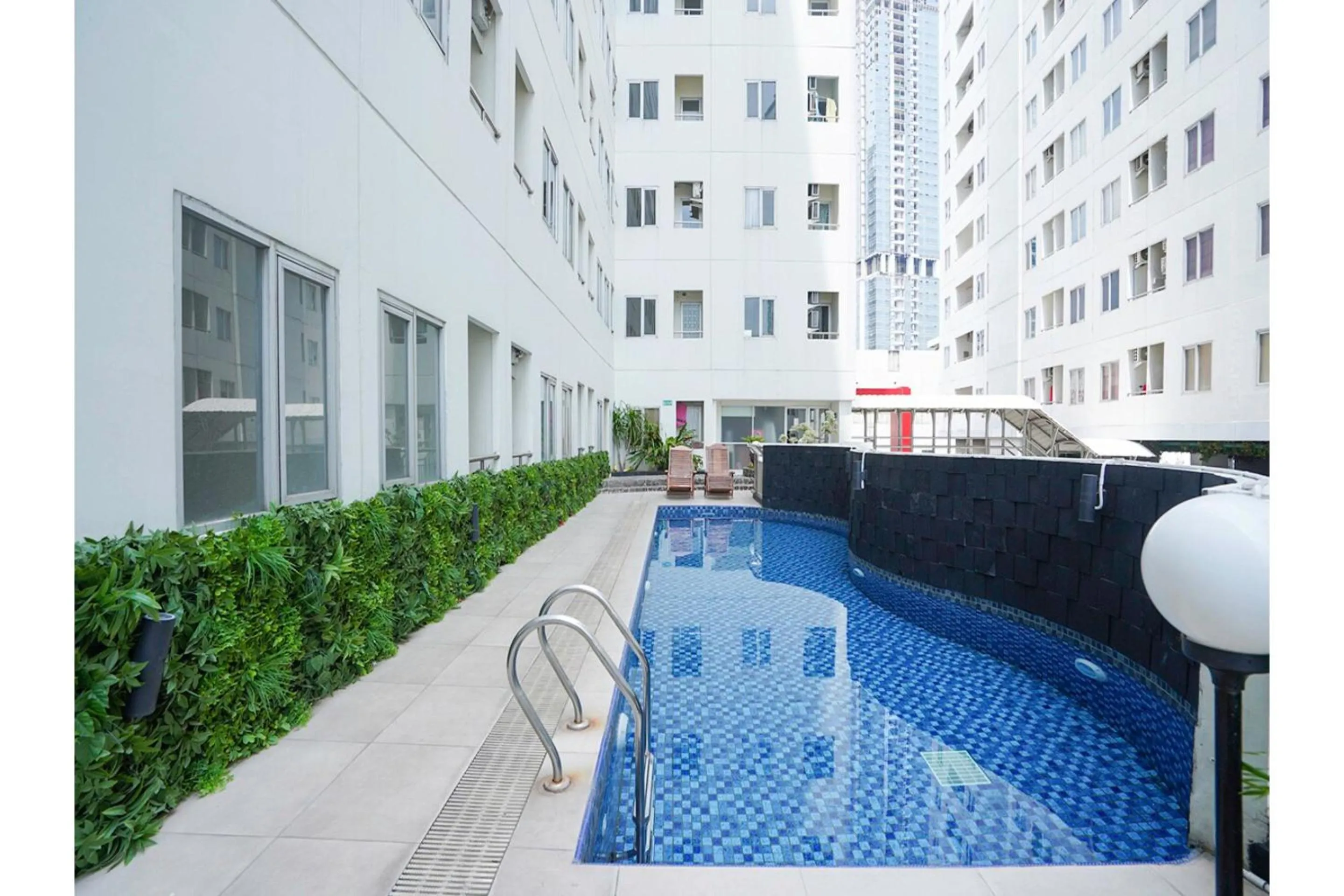 Swimming pool in Capital O 91962 Pavilion Permata Surabaya