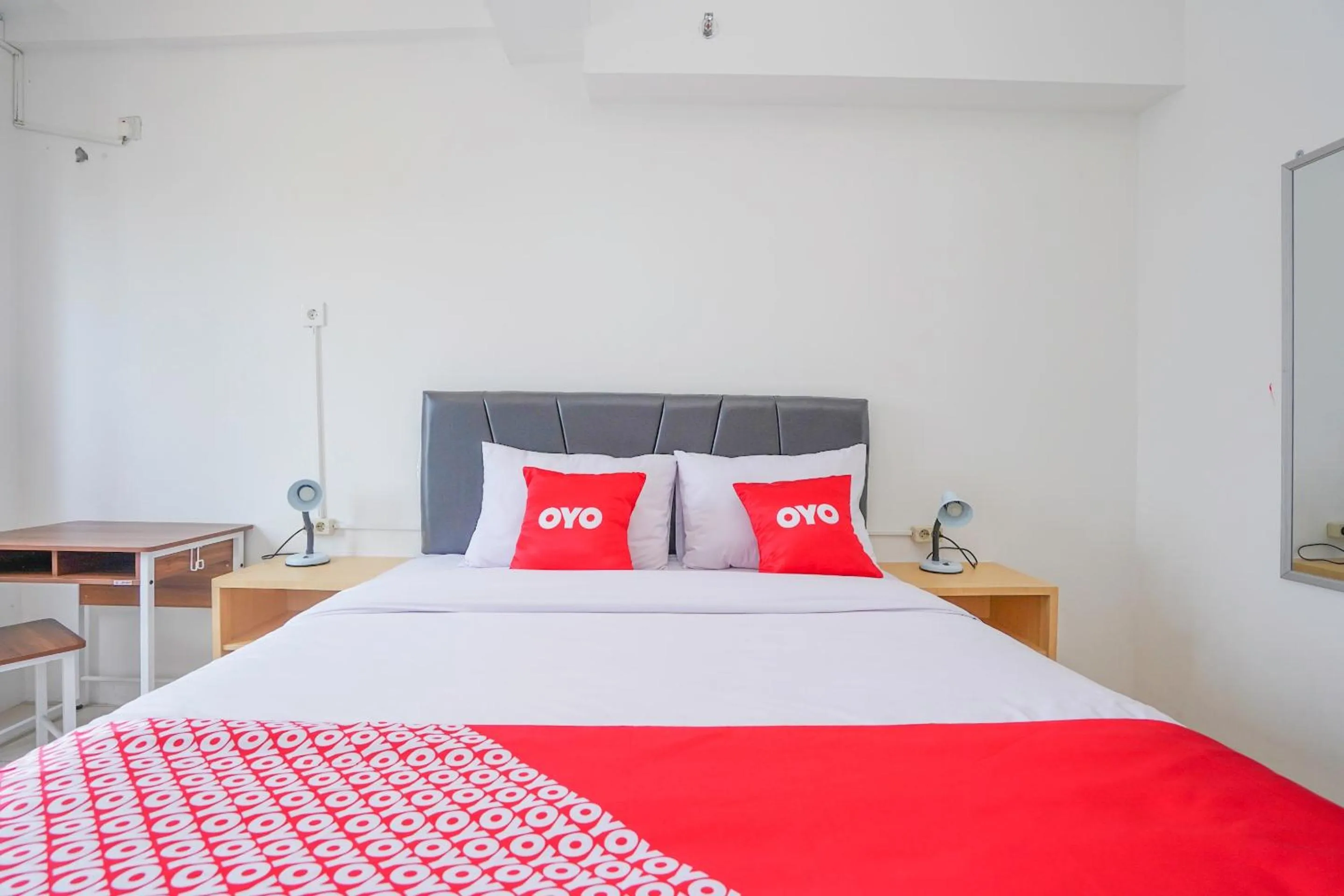 Bedroom, Bed in Capital O 91962 Pavilion Permata Surabaya