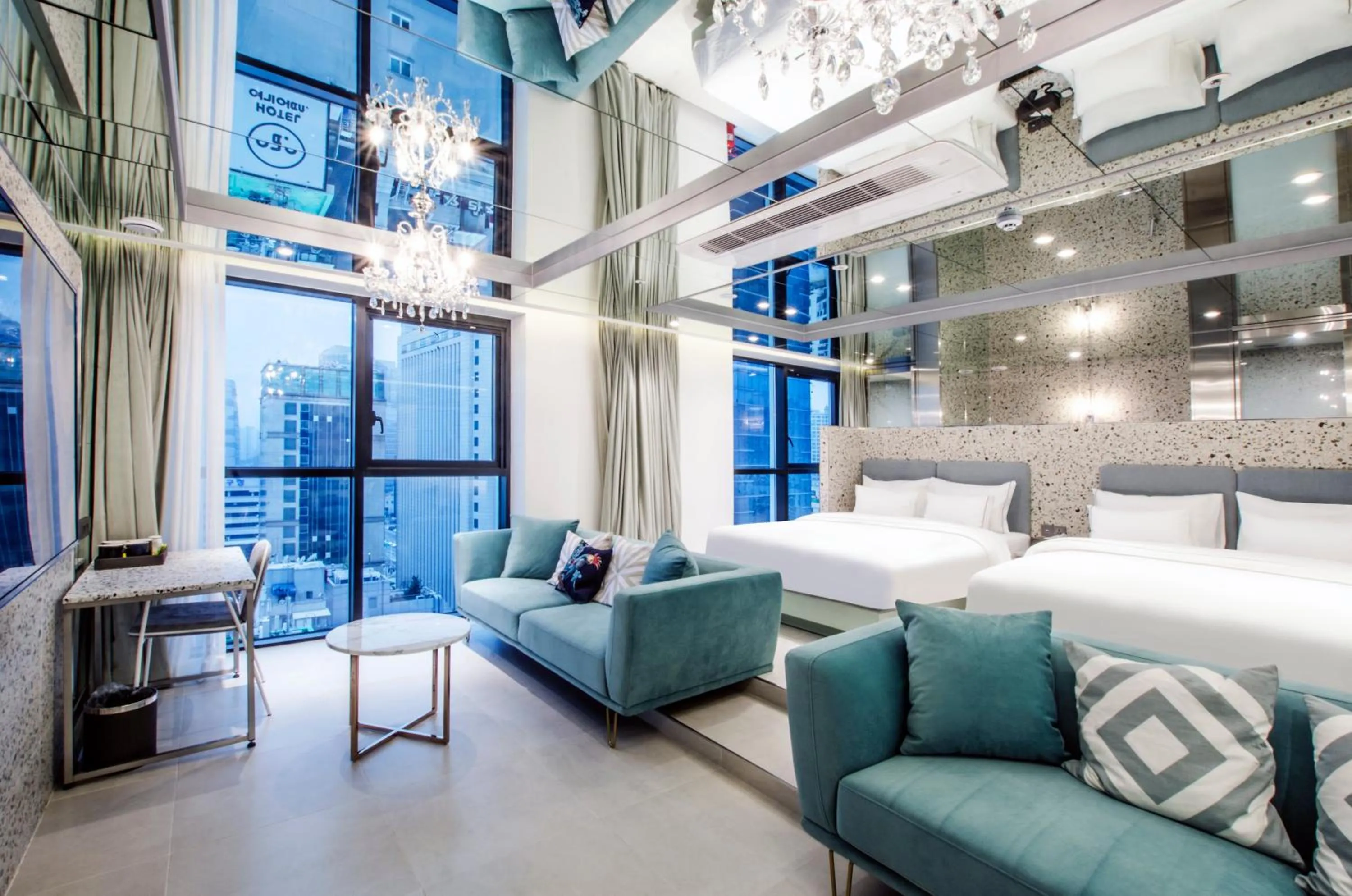 Photo of the whole room, Bed in Hotel the Castle Jamsil#1