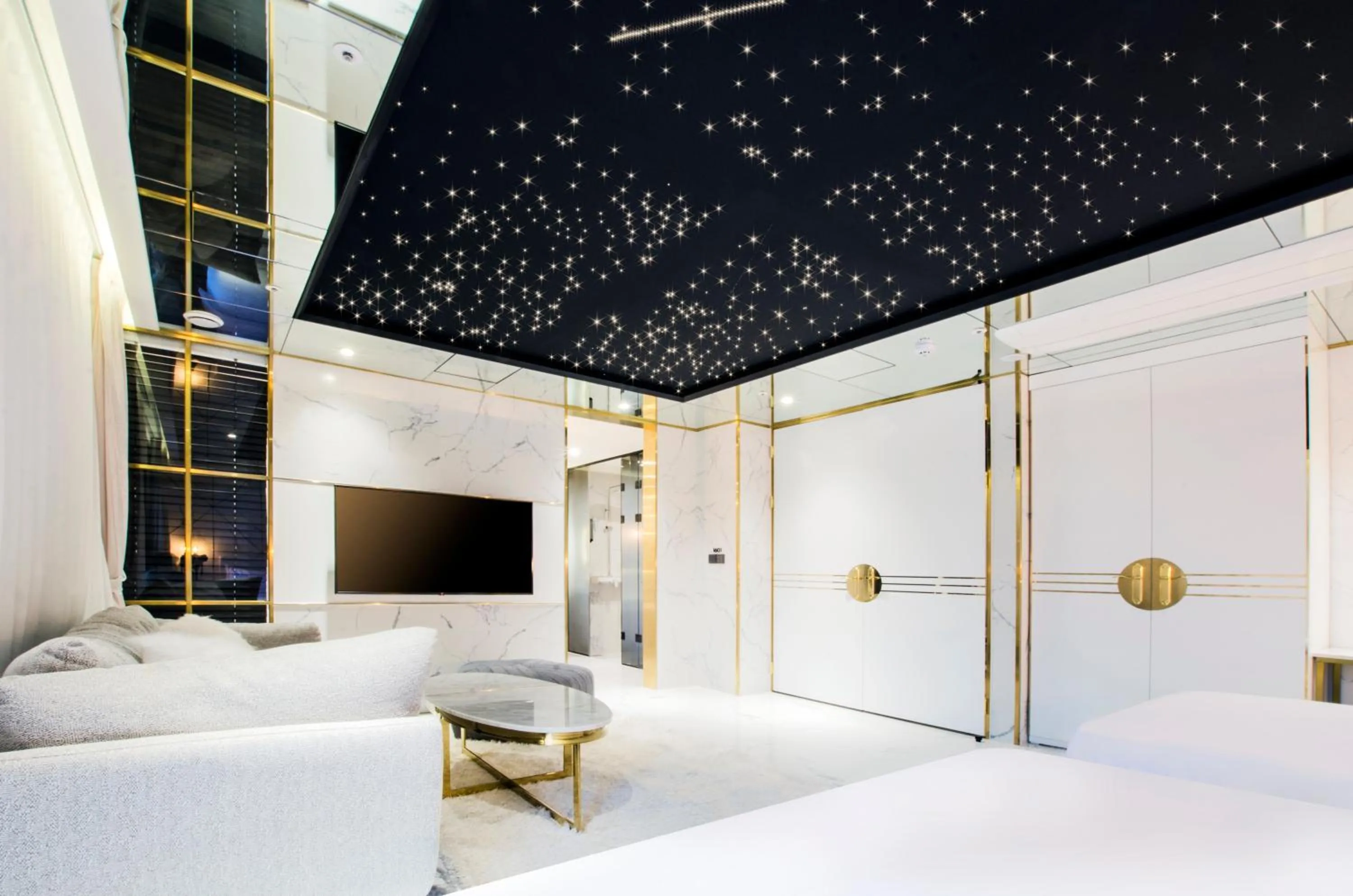 Photo of the whole room, Bed in Hotel the Castle Jamsil#1