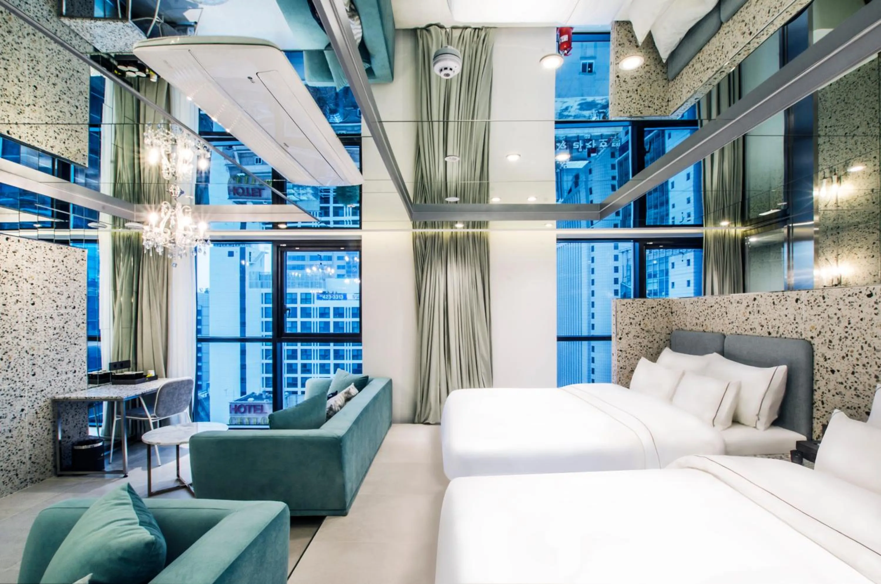 Photo of the whole room, Bed in Hotel the Castle Jamsil#1