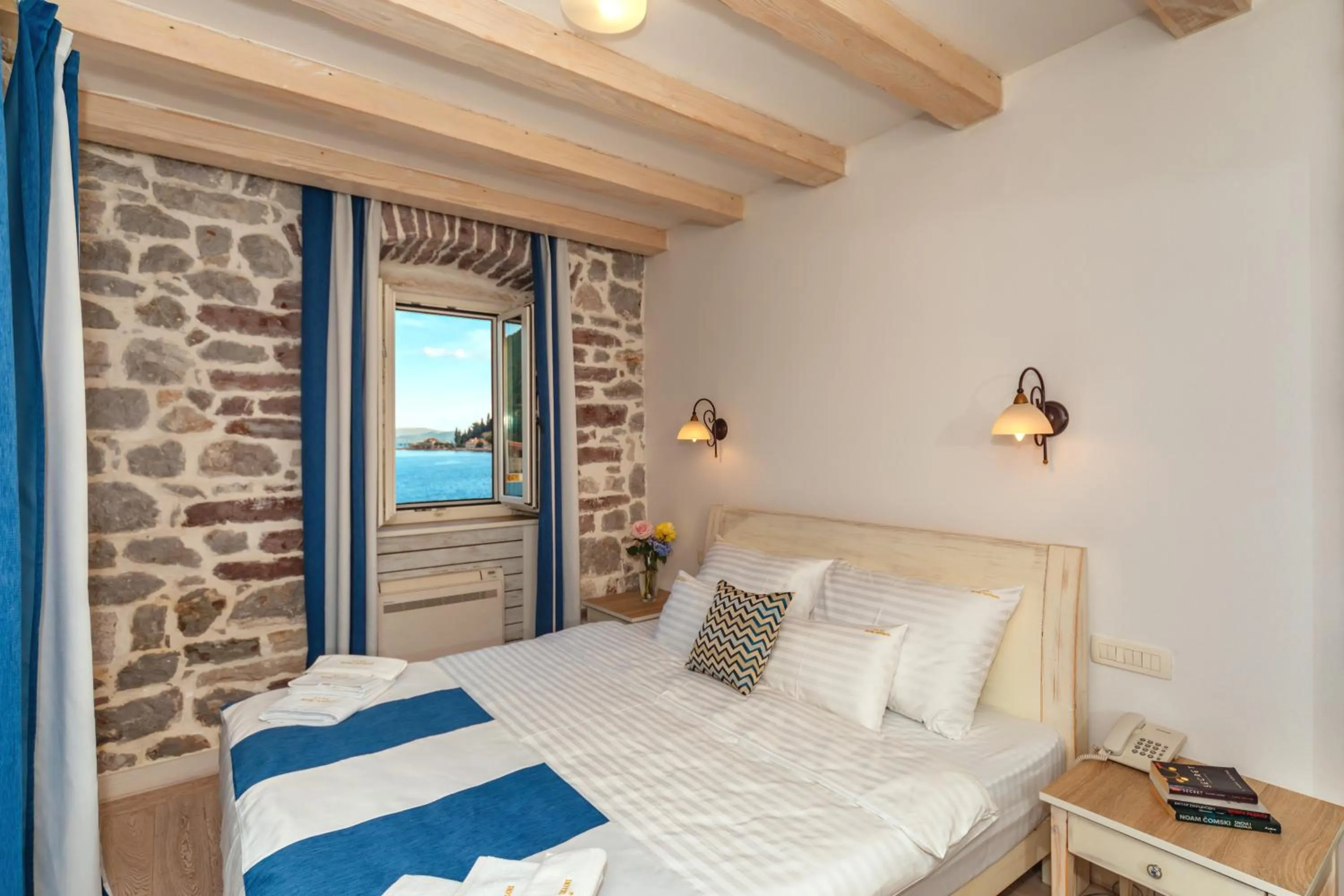 Photo of the whole room, Bed in Boutique Hotel Blanc & Bleu - Capitano