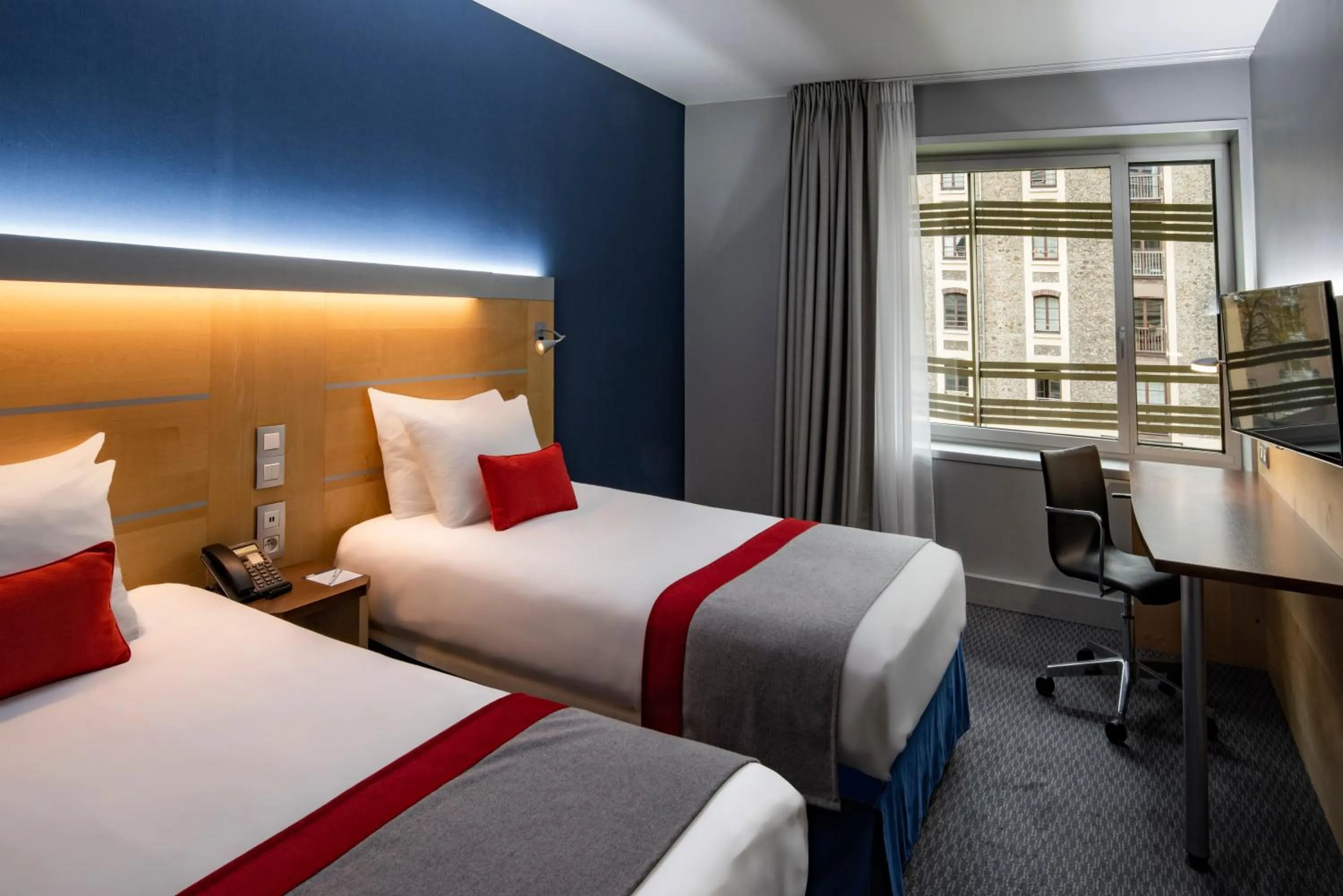 Bed in Holiday Inn Express Paris-Canal De La Villette by IHG