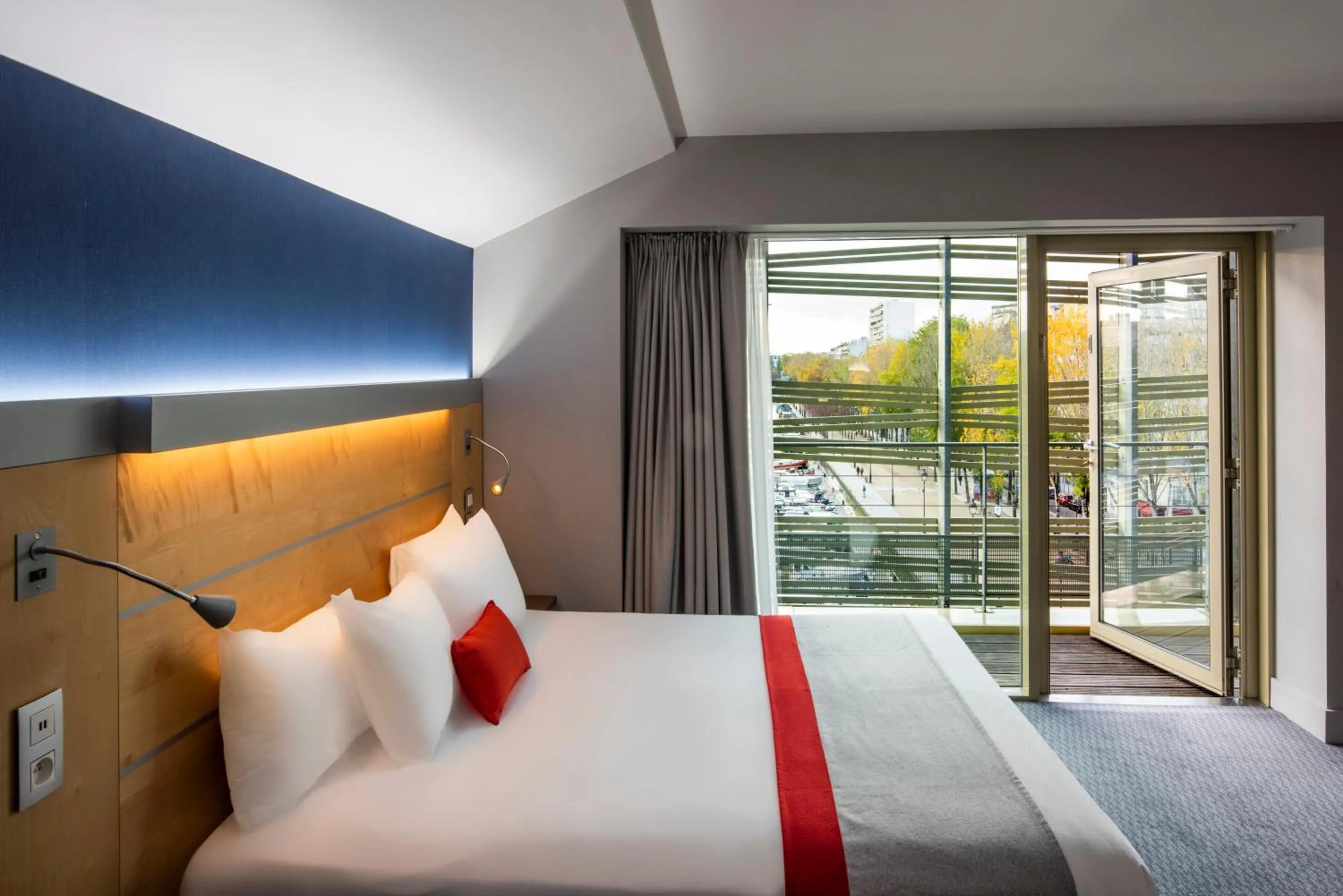 Photo of the whole room, Bed in Holiday Inn Express Paris-Canal De La Villette by IHG
