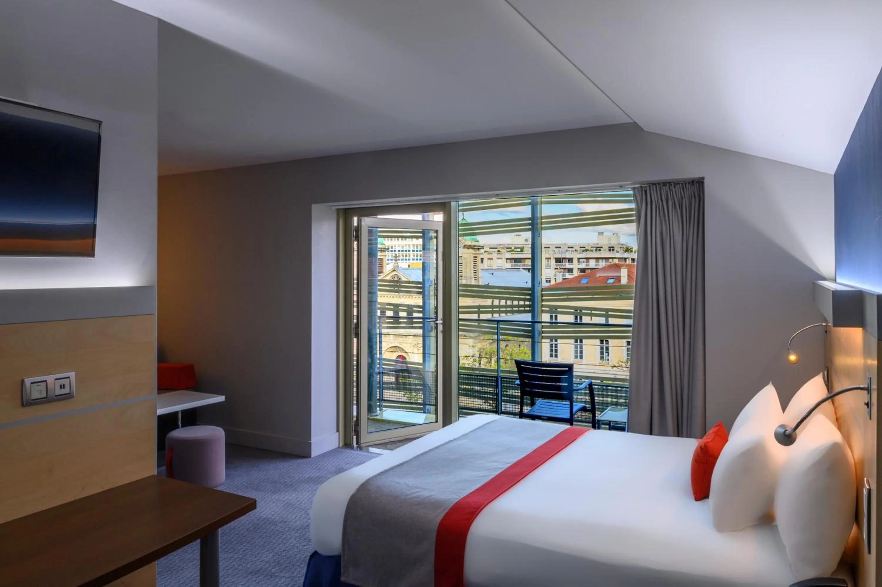 Photo of the whole room, Bed in Holiday Inn Express Paris-Canal De La Villette by IHG