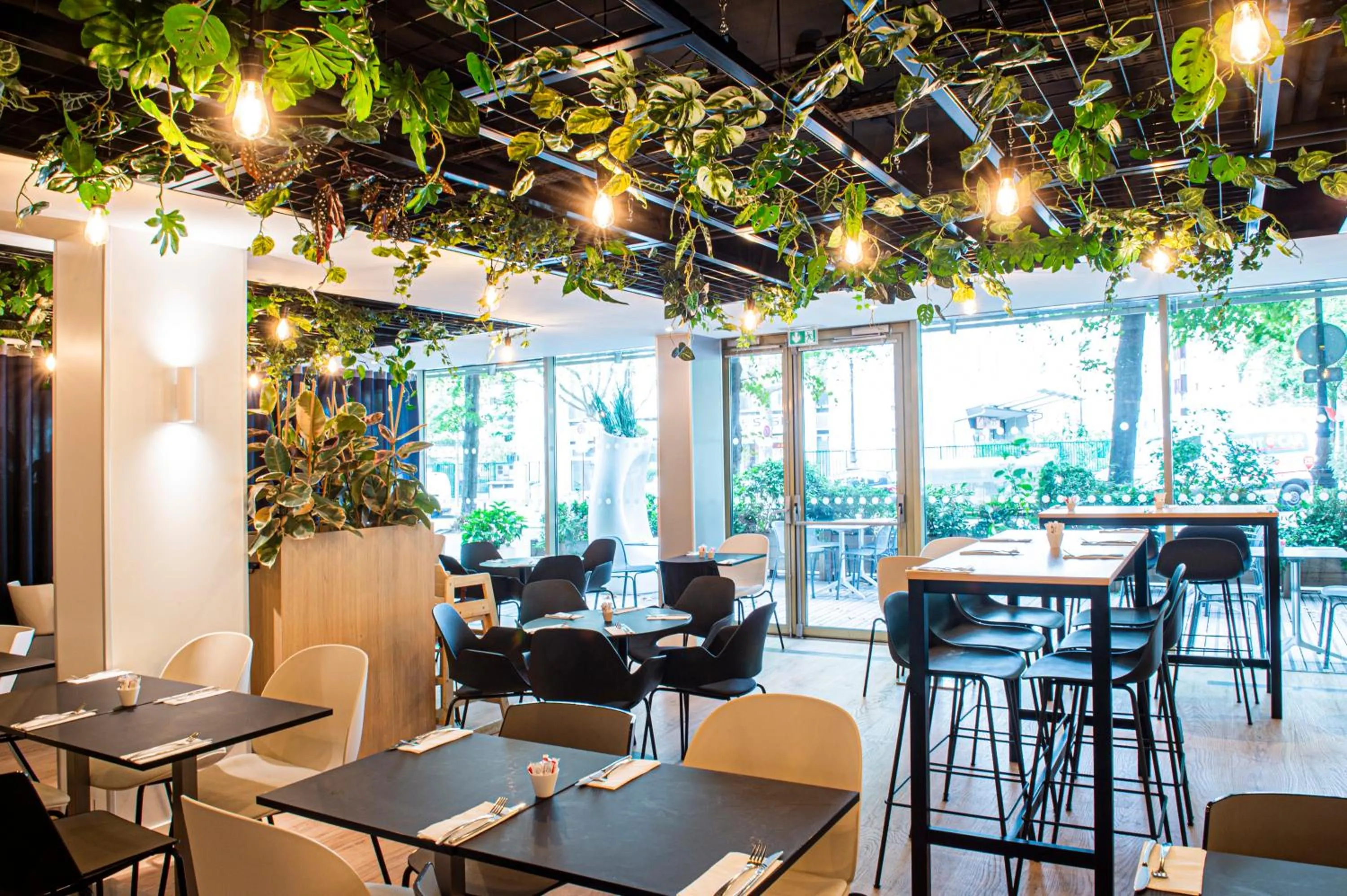 Restaurant/places to eat in Holiday Inn Express Paris-Canal De La Villette by IHG