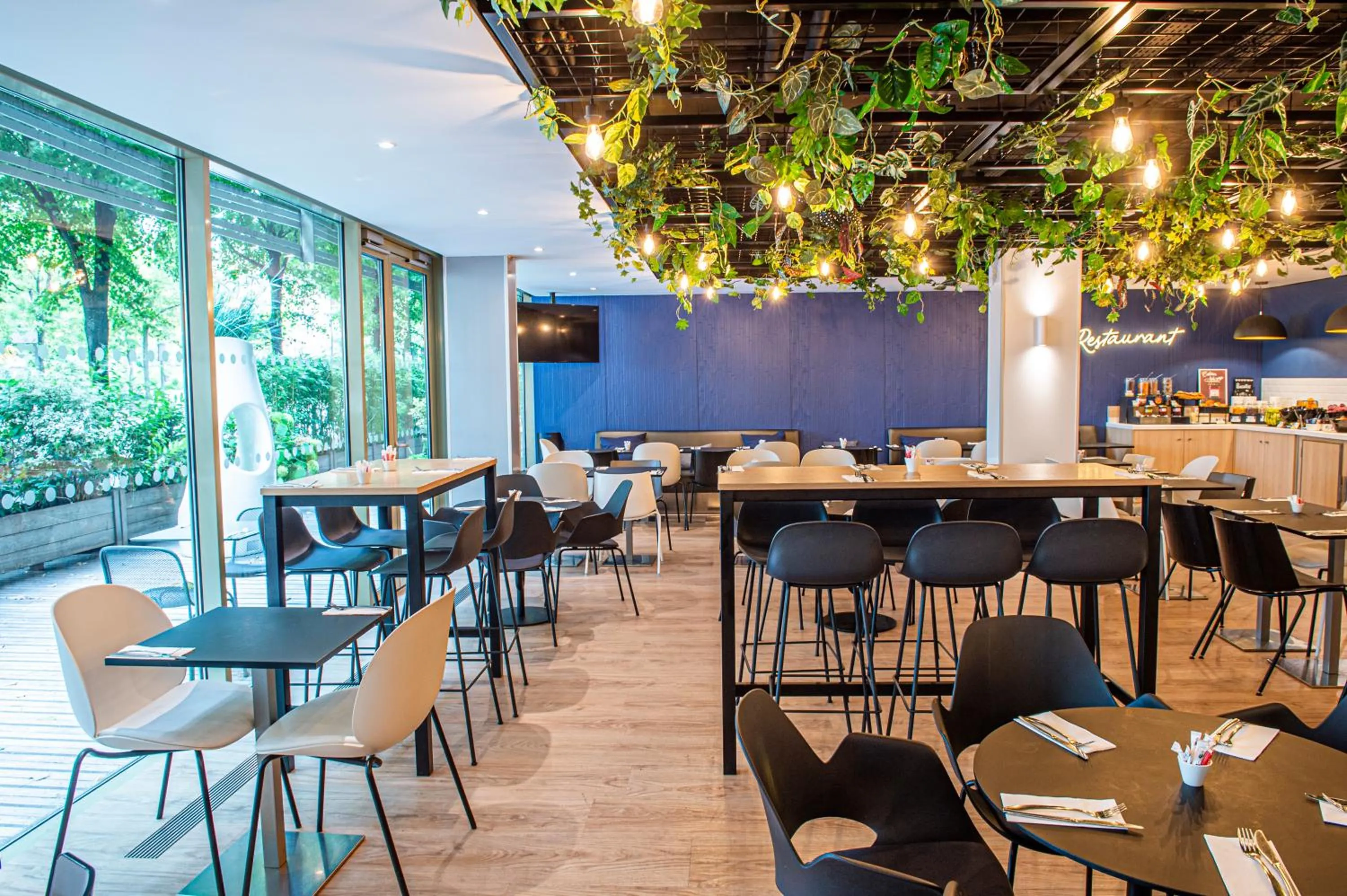 Restaurant/places to eat in Holiday Inn Express Paris-Canal De La Villette by IHG