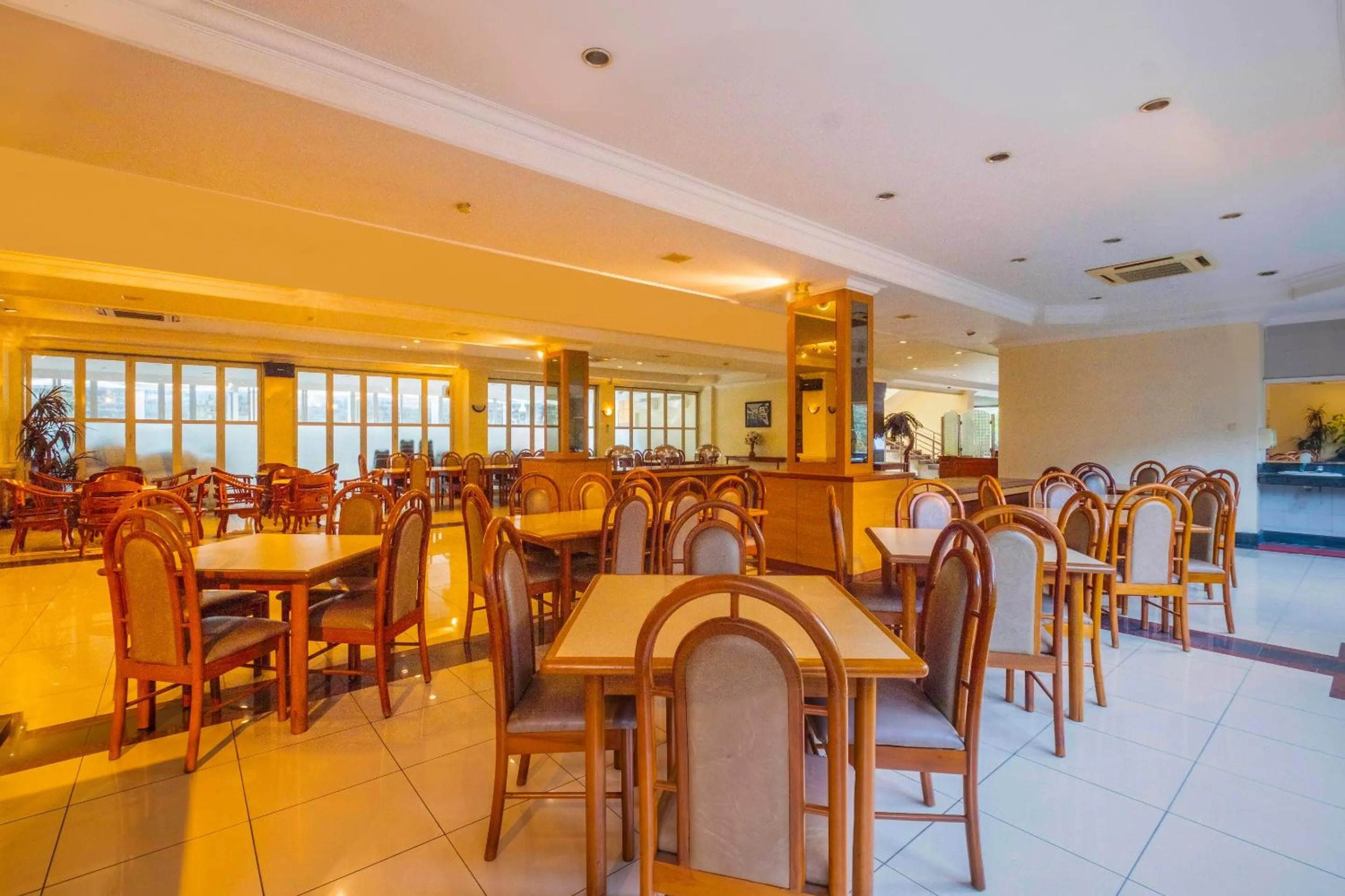 Dining area in Collection O 25 Hotel Baltika