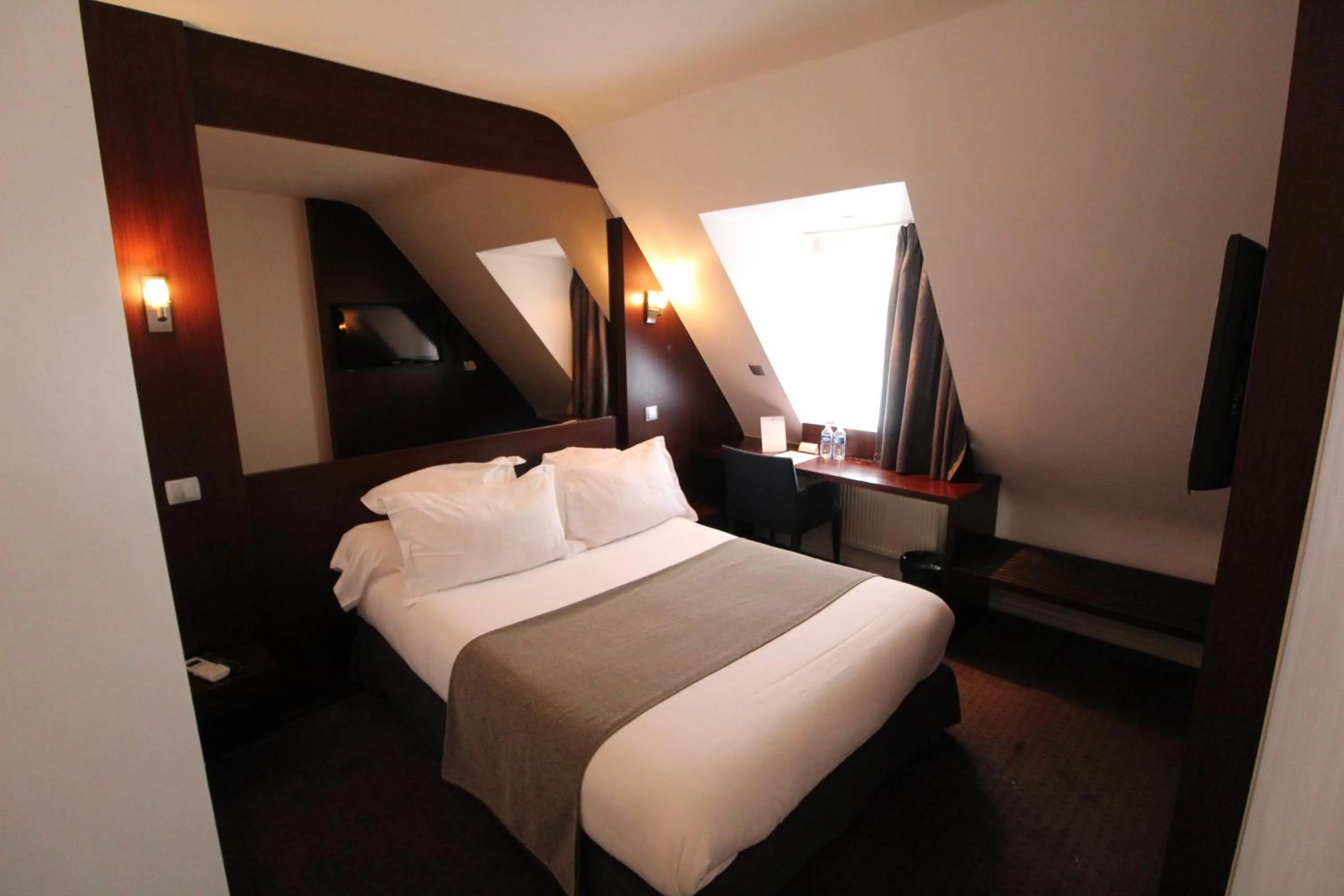 Bedroom, Bed in Hotel des Tonneliers