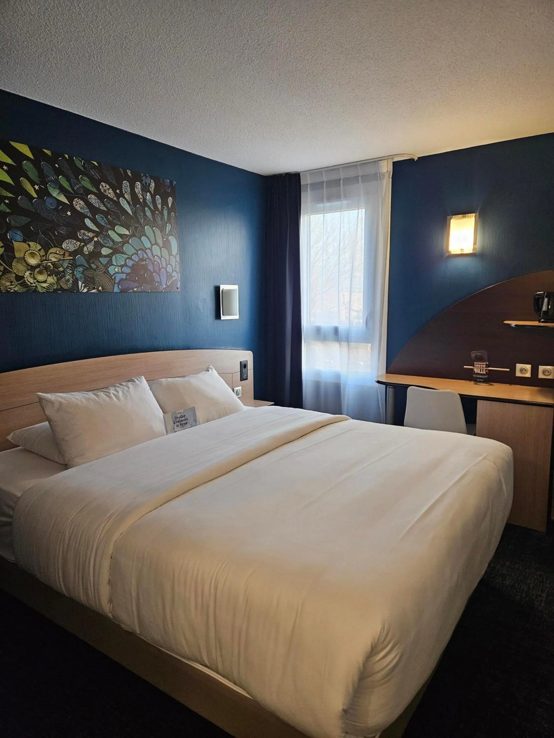 Bed in Kyriad Niort-Espace MendesFrance