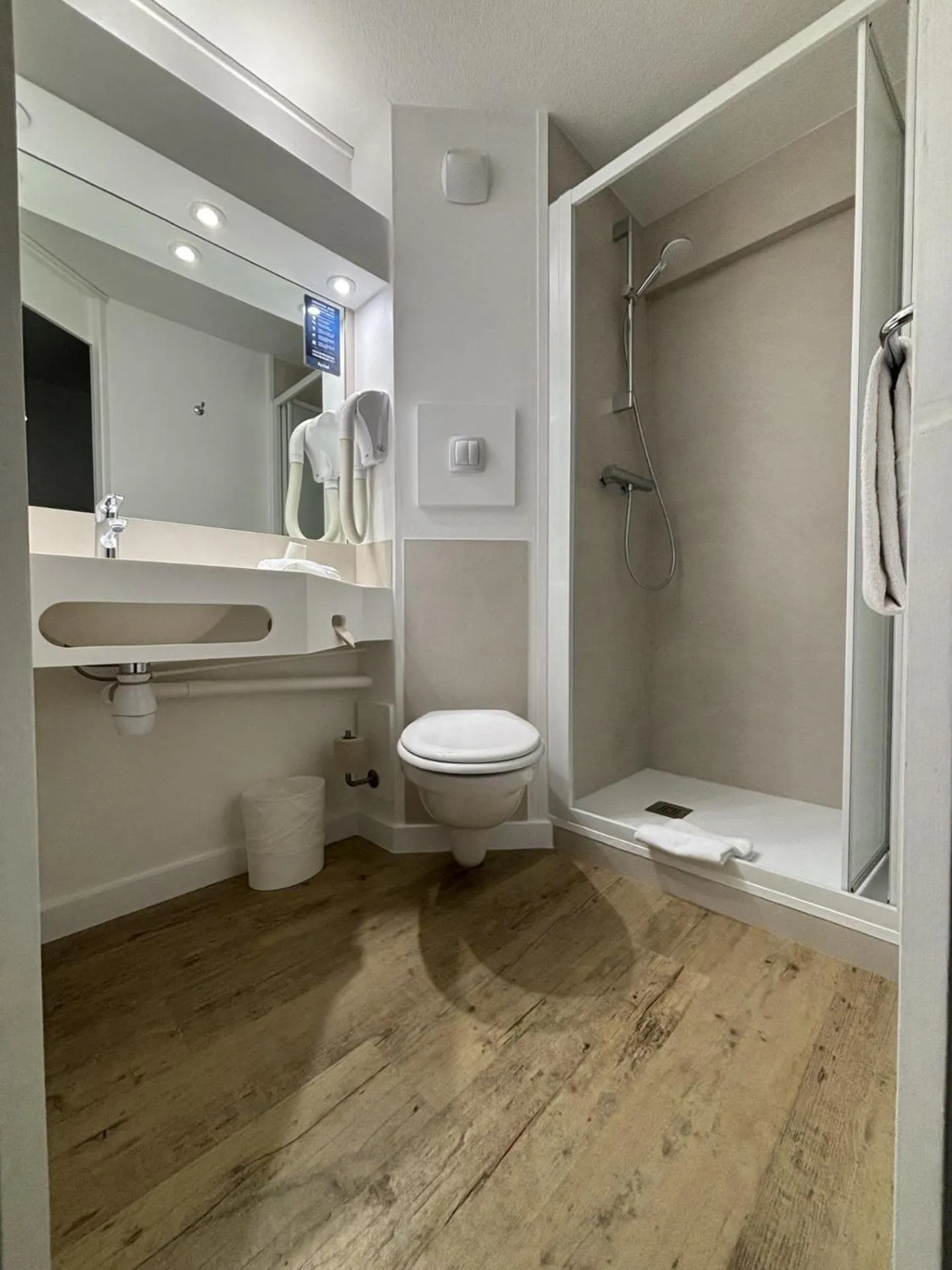 Bathroom in Kyriad Niort-Espace MendesFrance