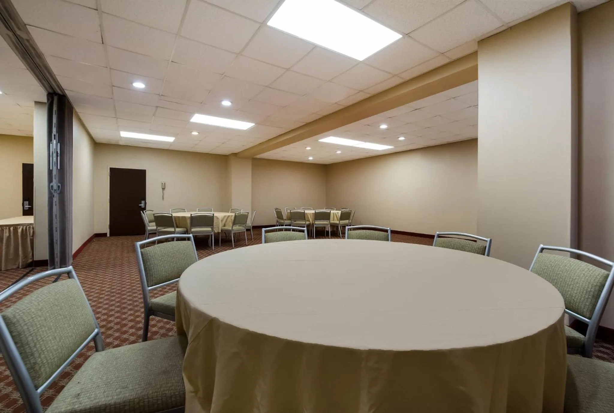 Meeting/conference room in Red Roof Inn and Suites Newark - University